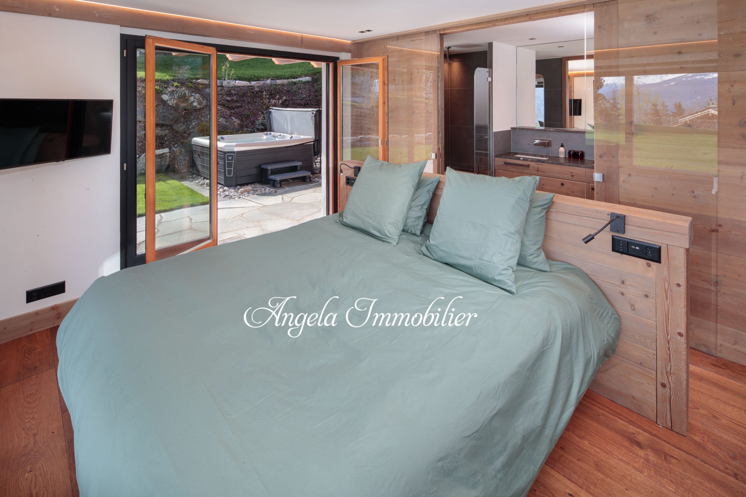 Modernes Schlafzimmer mit Terrasse und Blick ins Grüne