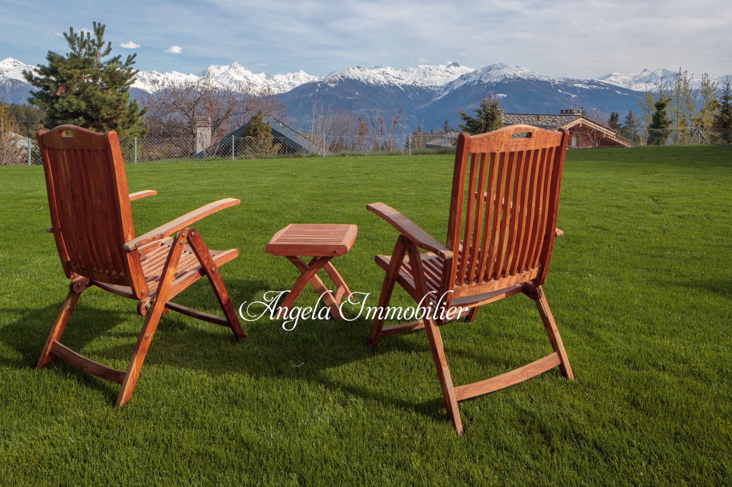 Garten mit Bergblick und Sitzmöbeln