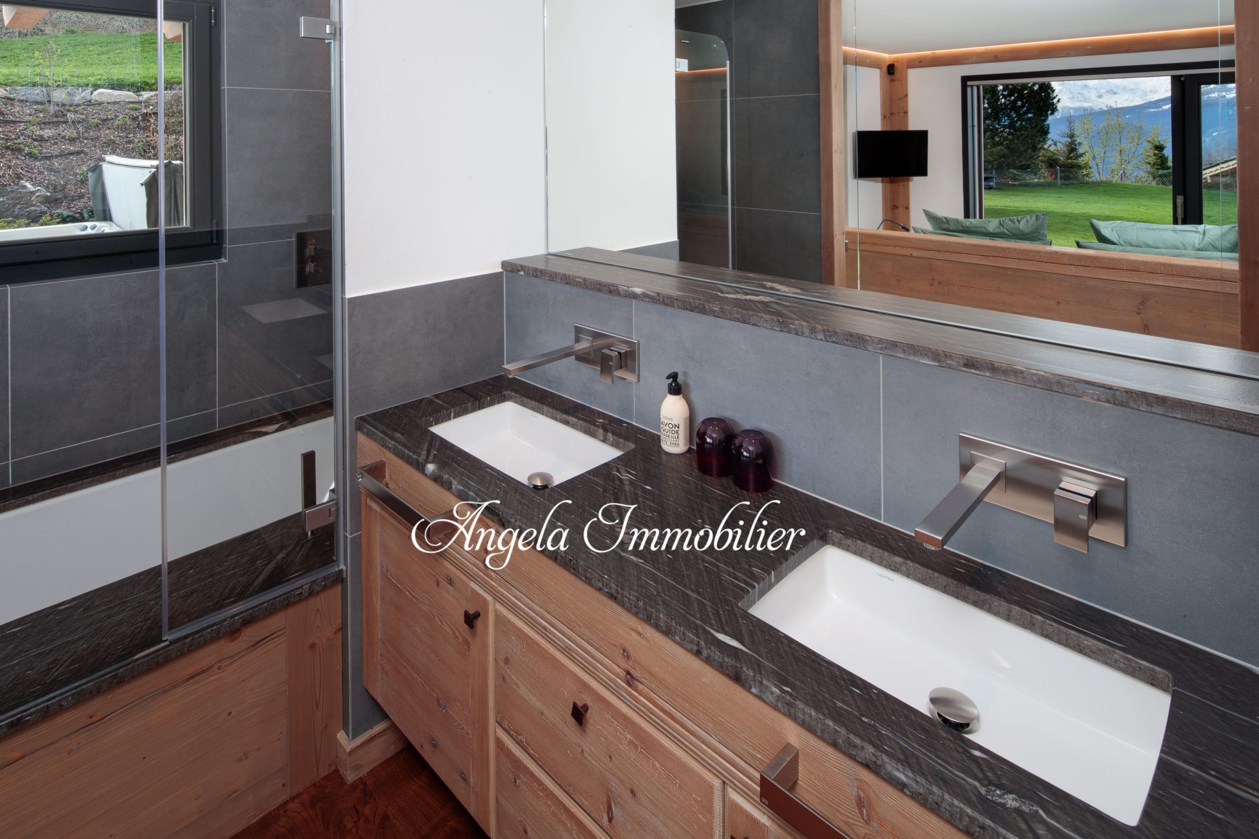 Modernes Badezimmer mit Doppelwaschtisch