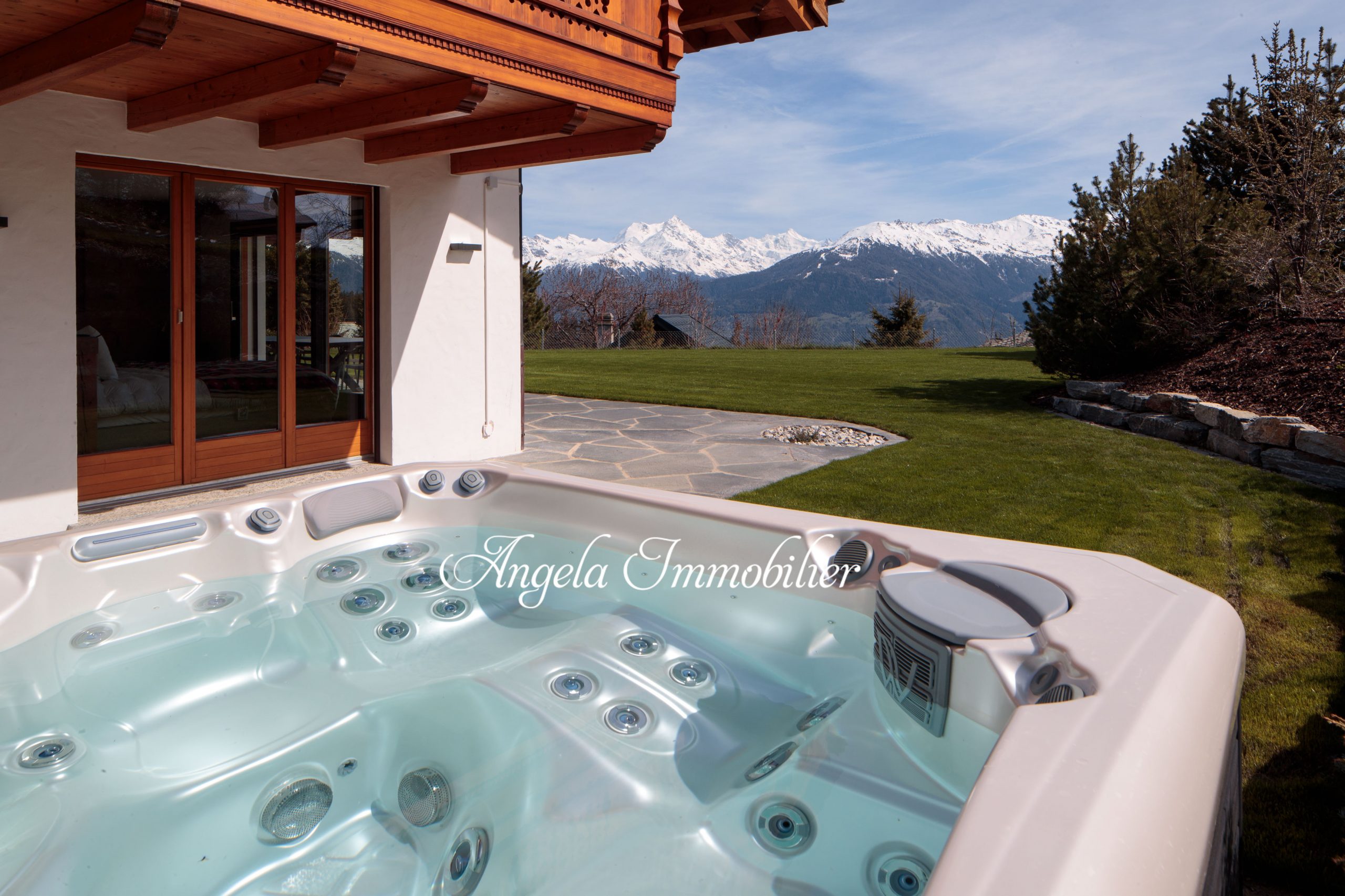 Außenbereich mit Whirlpool und Bergblick