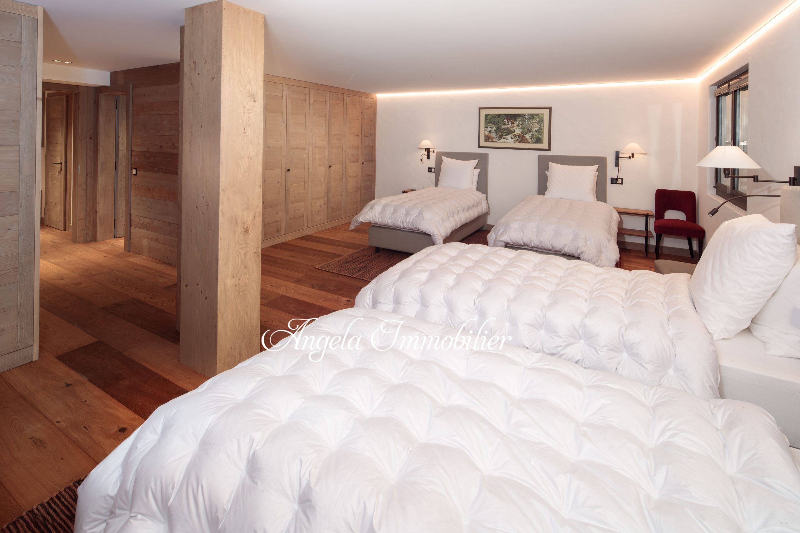 Modernes Schlafzimmer mit drei Betten