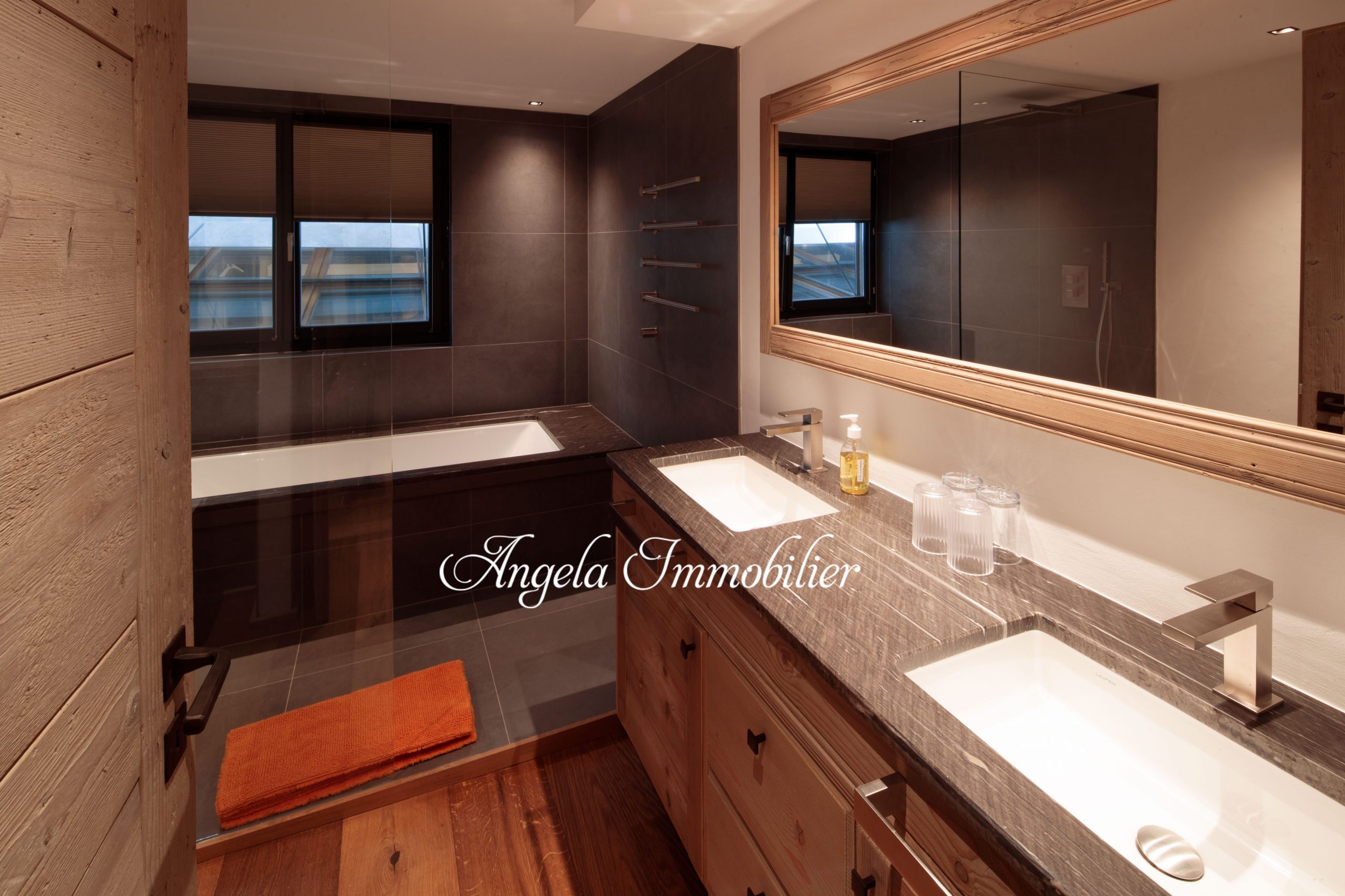 Modernes Badezimmer mit Doppelwaschbecken und Badewanne