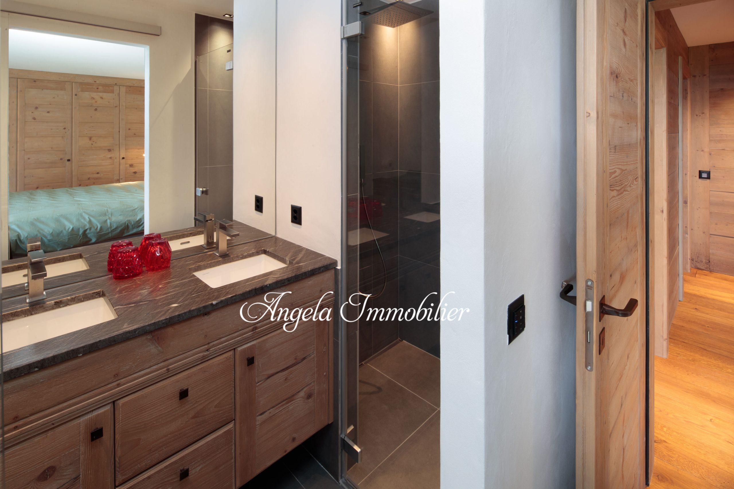 Modernes Badezimmer mit Blick ins Schlafzimmer
