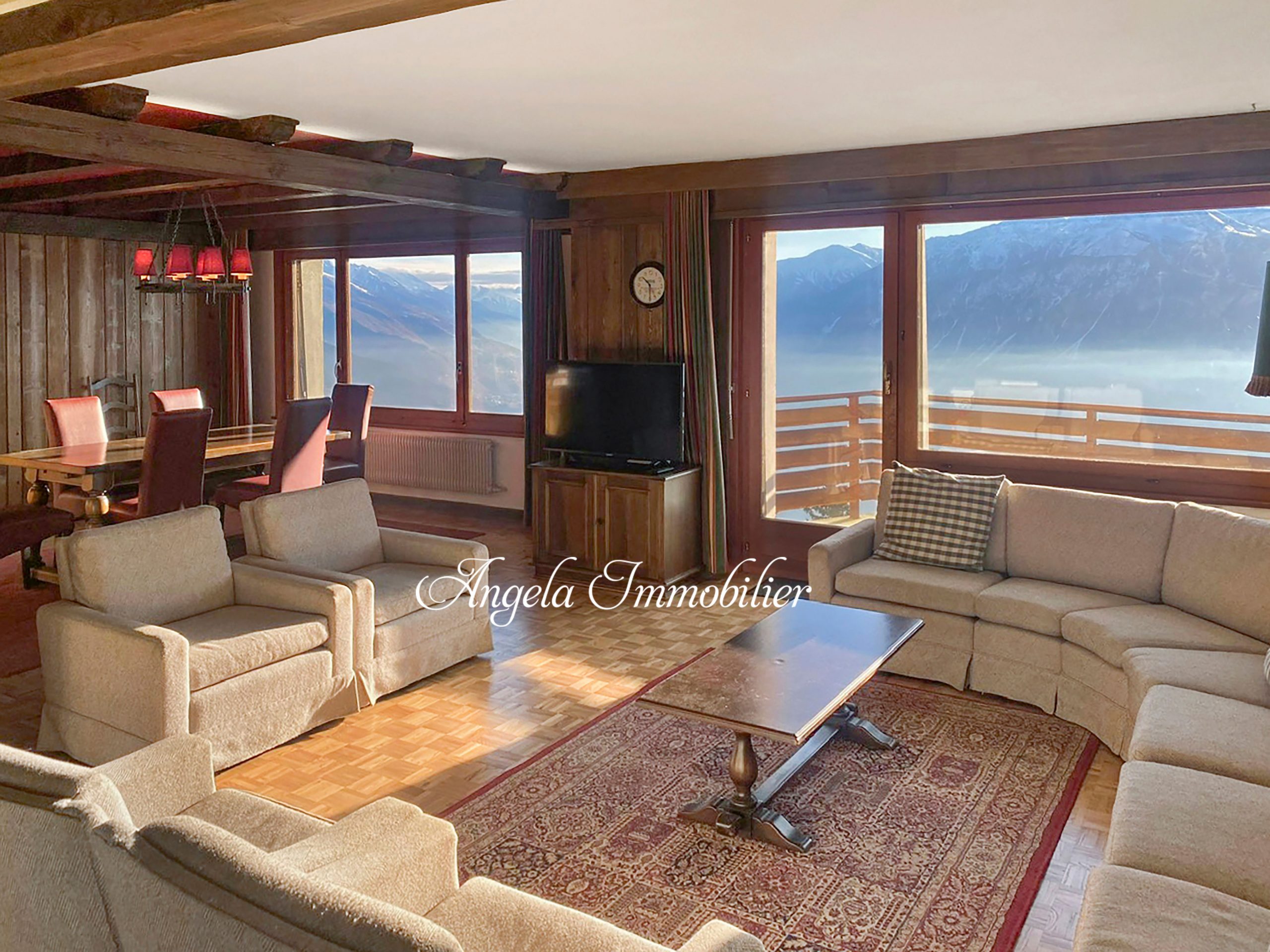 Gemütliches Wohn- und Esszimmer mit Bergblick