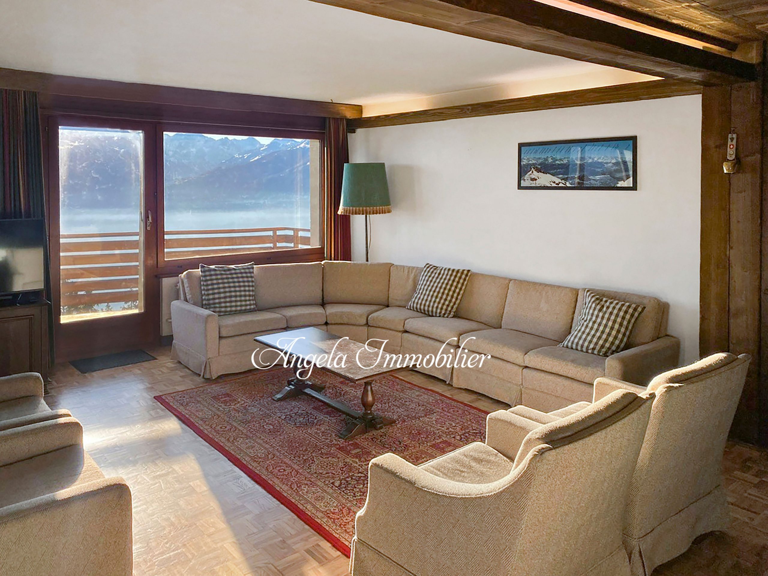 Gemütliches Wohnzimmer mit Bergblick