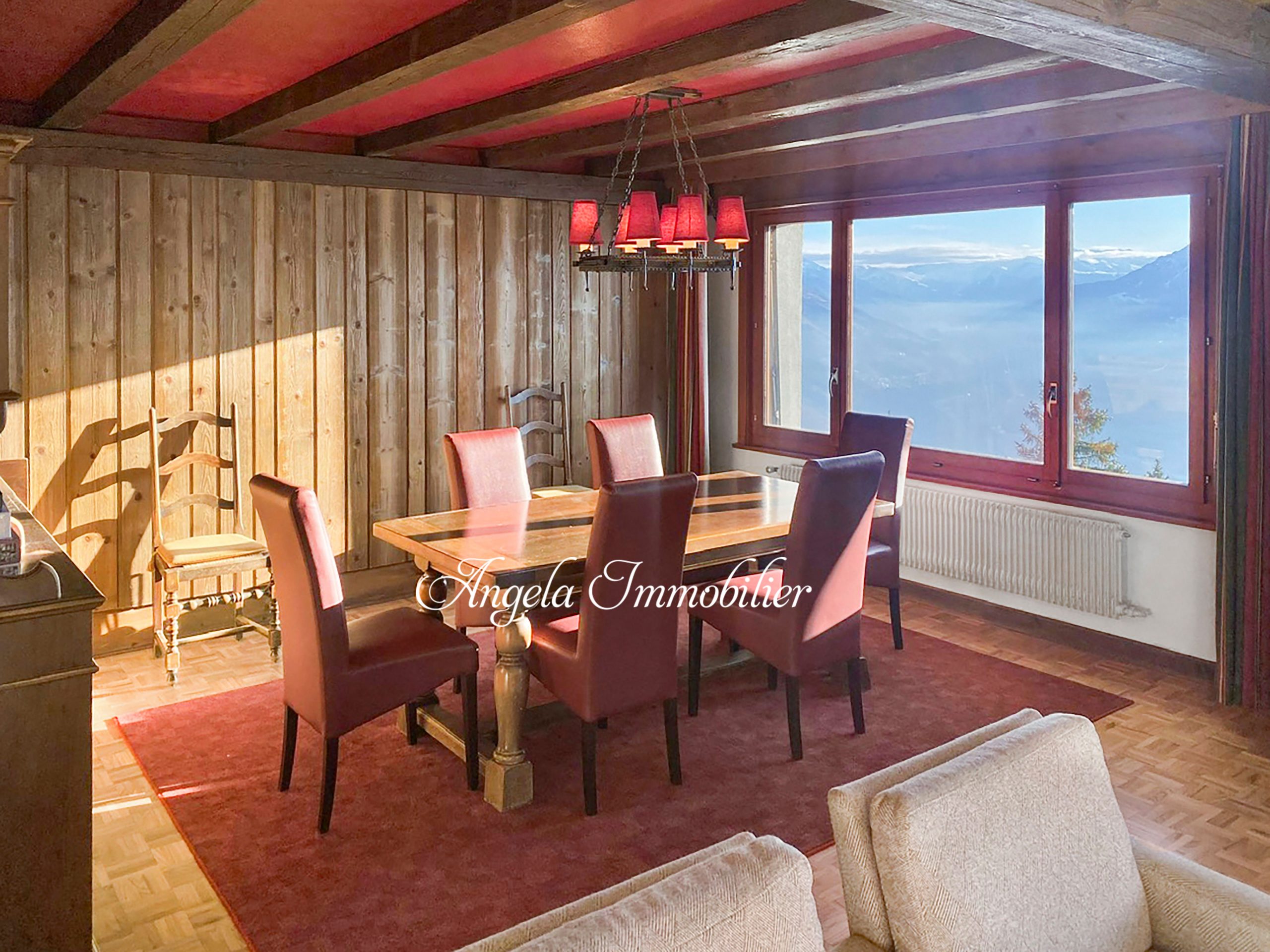 Esszimmer mit Bergblick