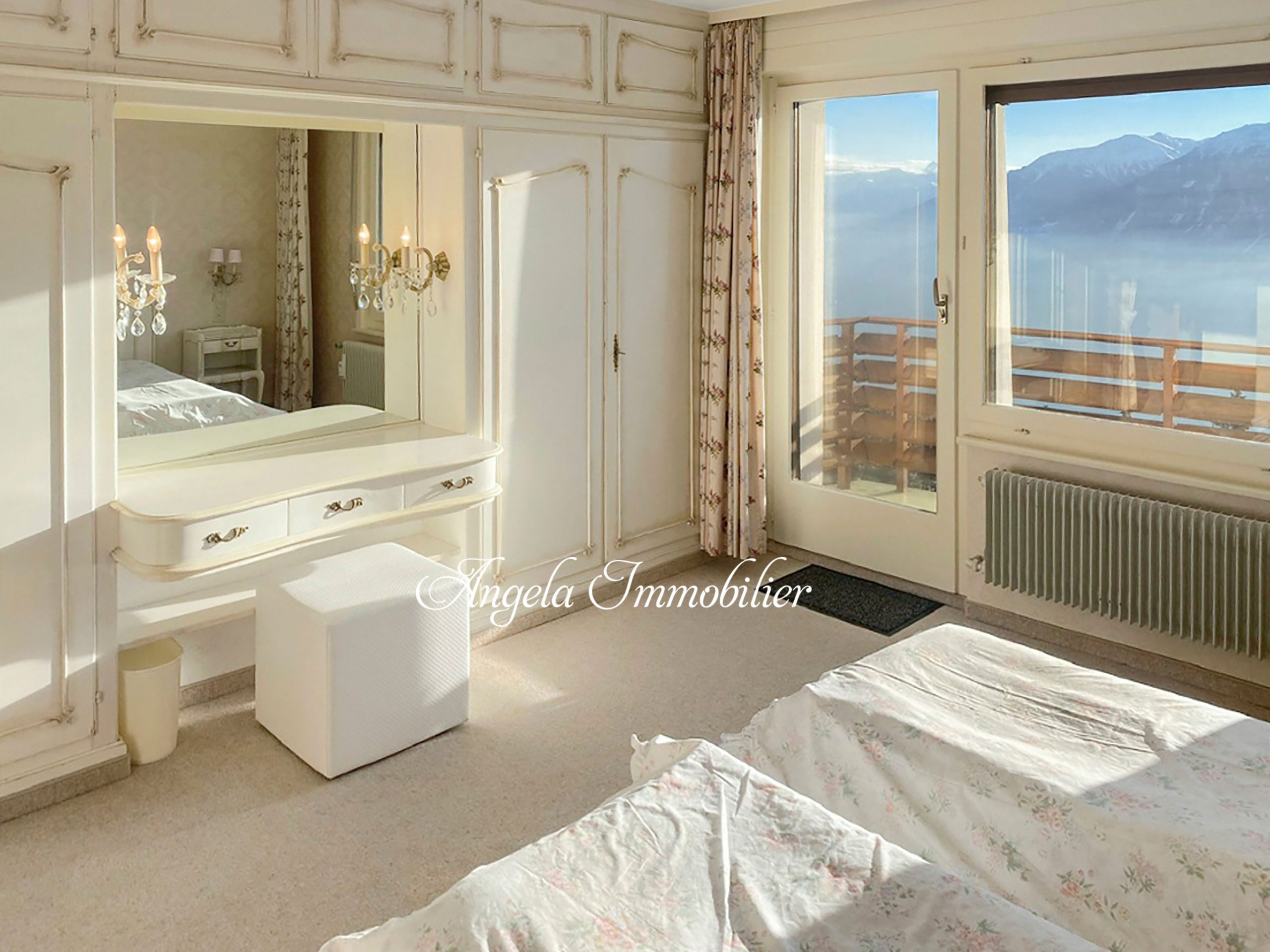 Helles Schlafzimmer mit Bergblick