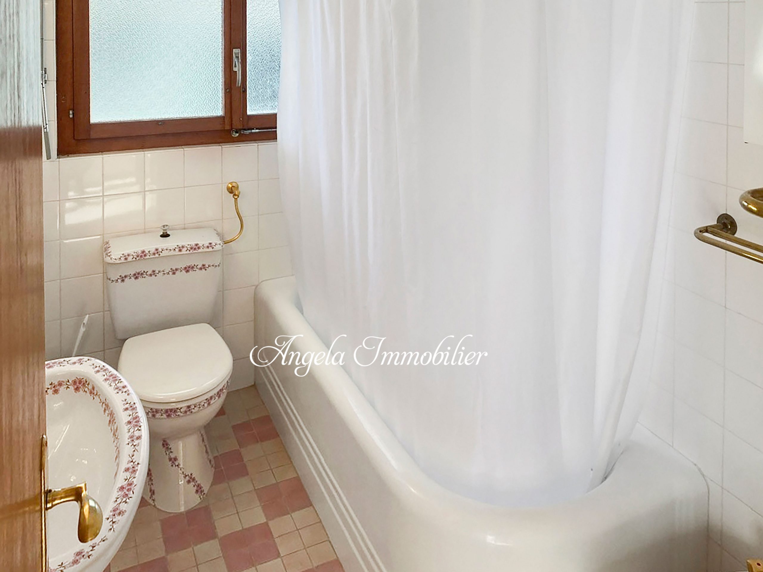 Kleines Badezimmer mit Badewanne und WC