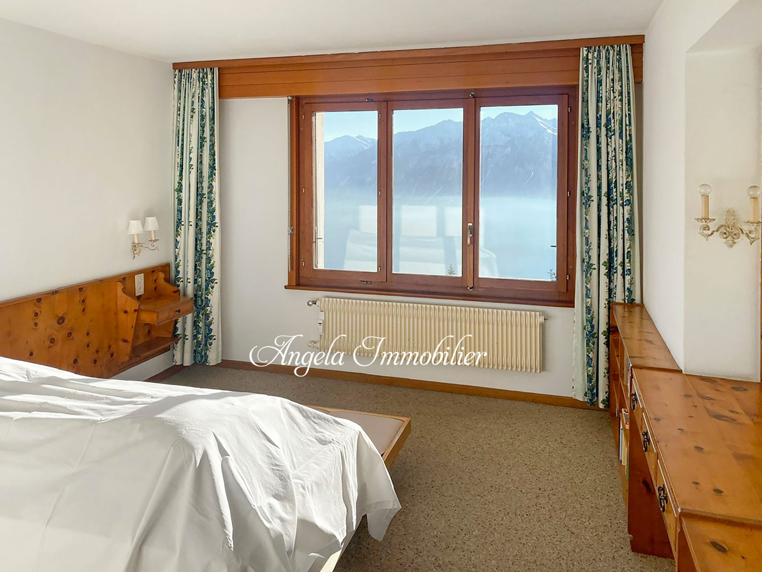 Gemütliches Schlafzimmer mit Bergblick