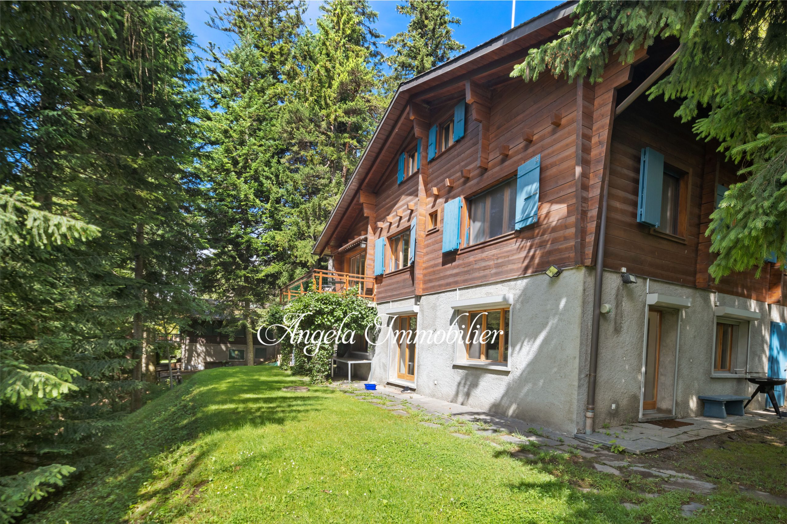 Holzchalet in bewaldeter Umgebung