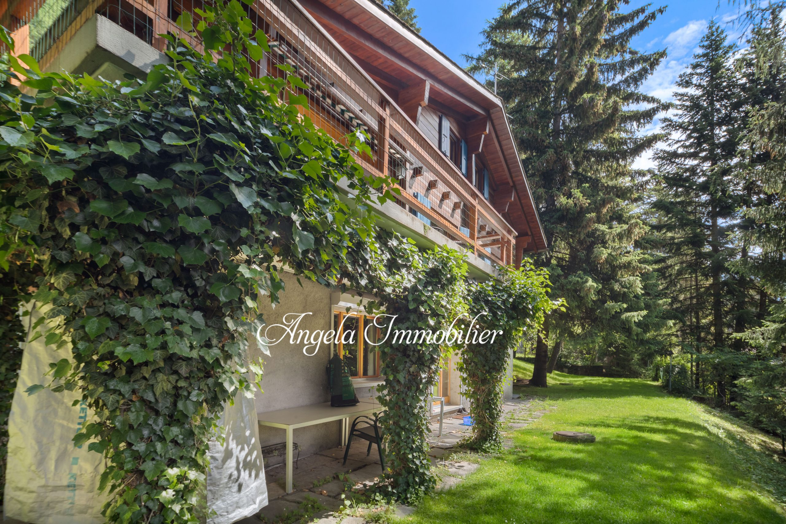 Alpenhaus mit Balkon und Garten