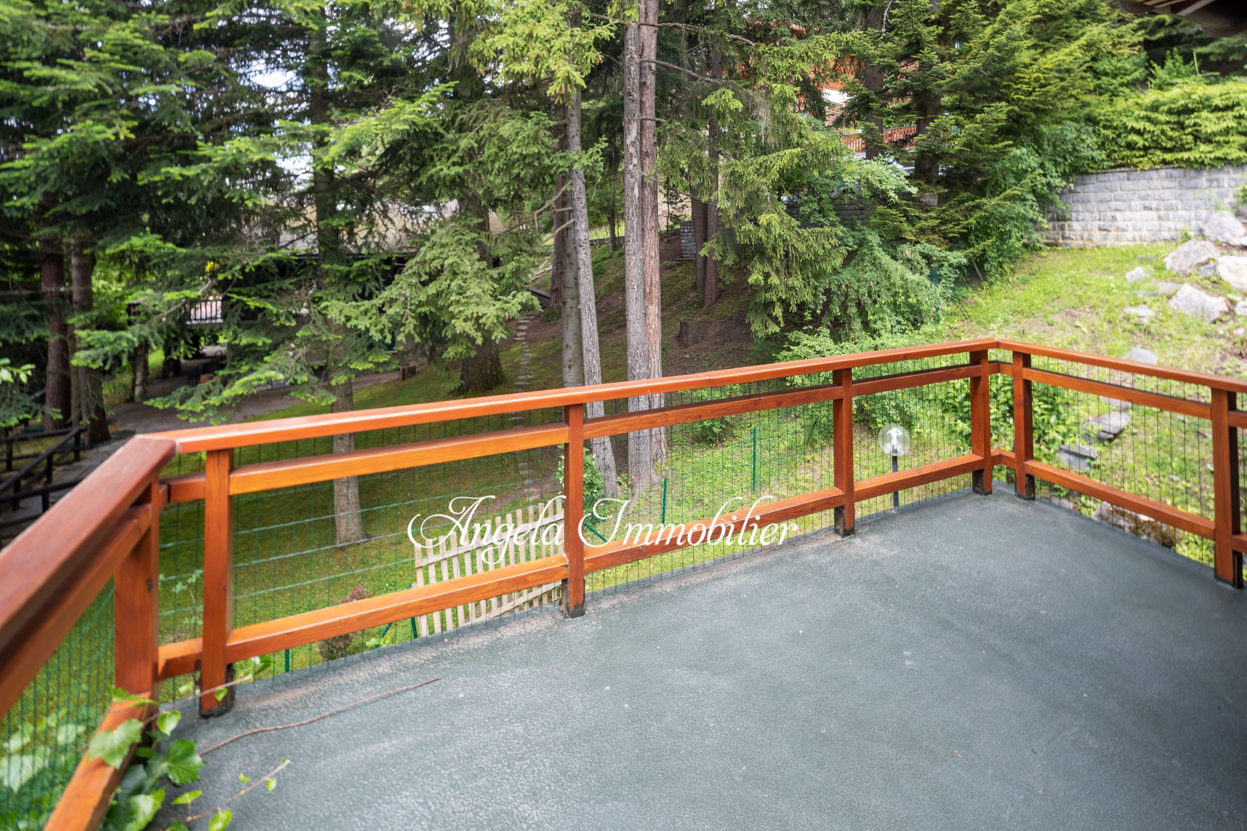 Balkon mit Waldblick