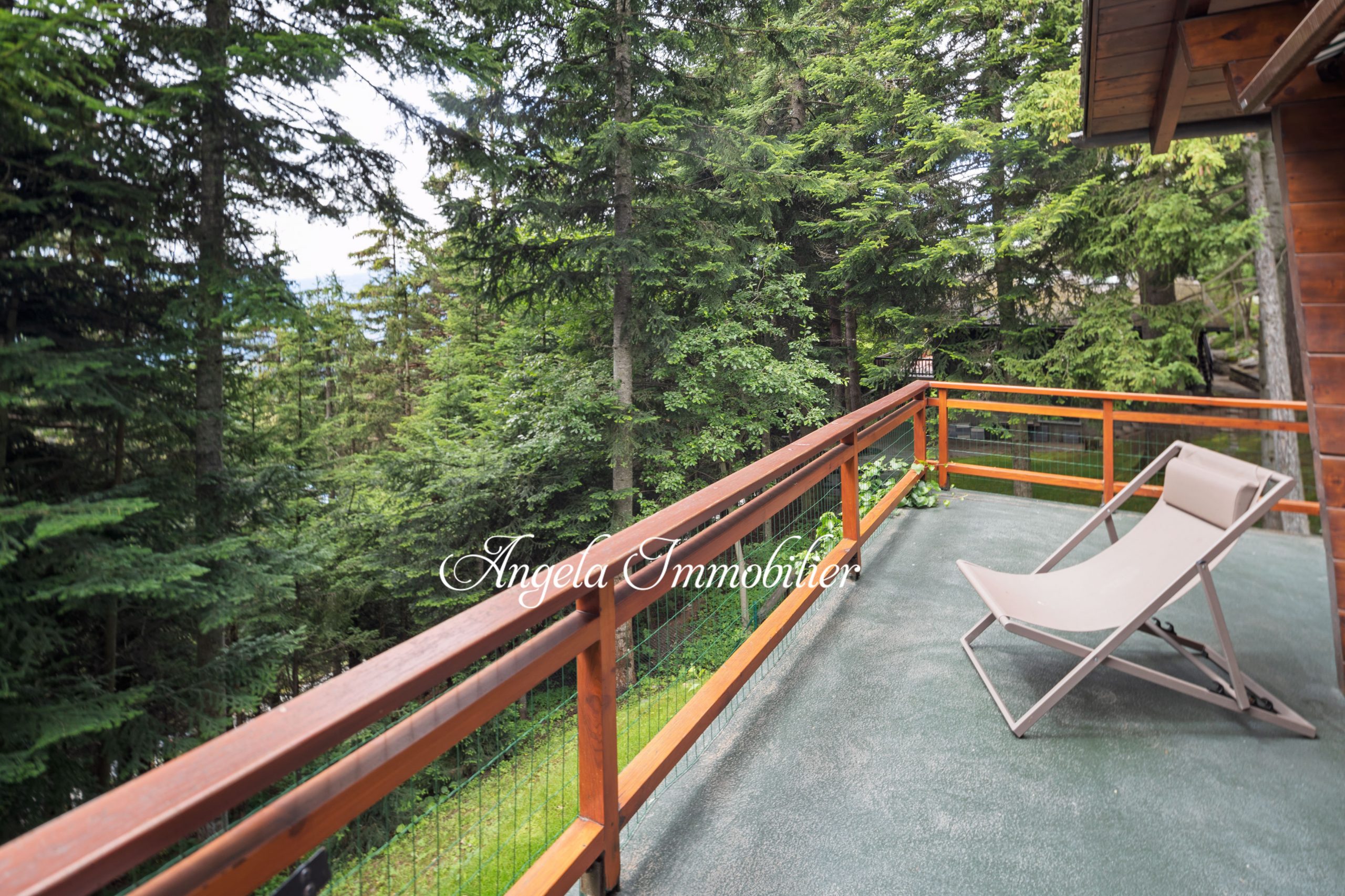 Balkon mit Waldblick