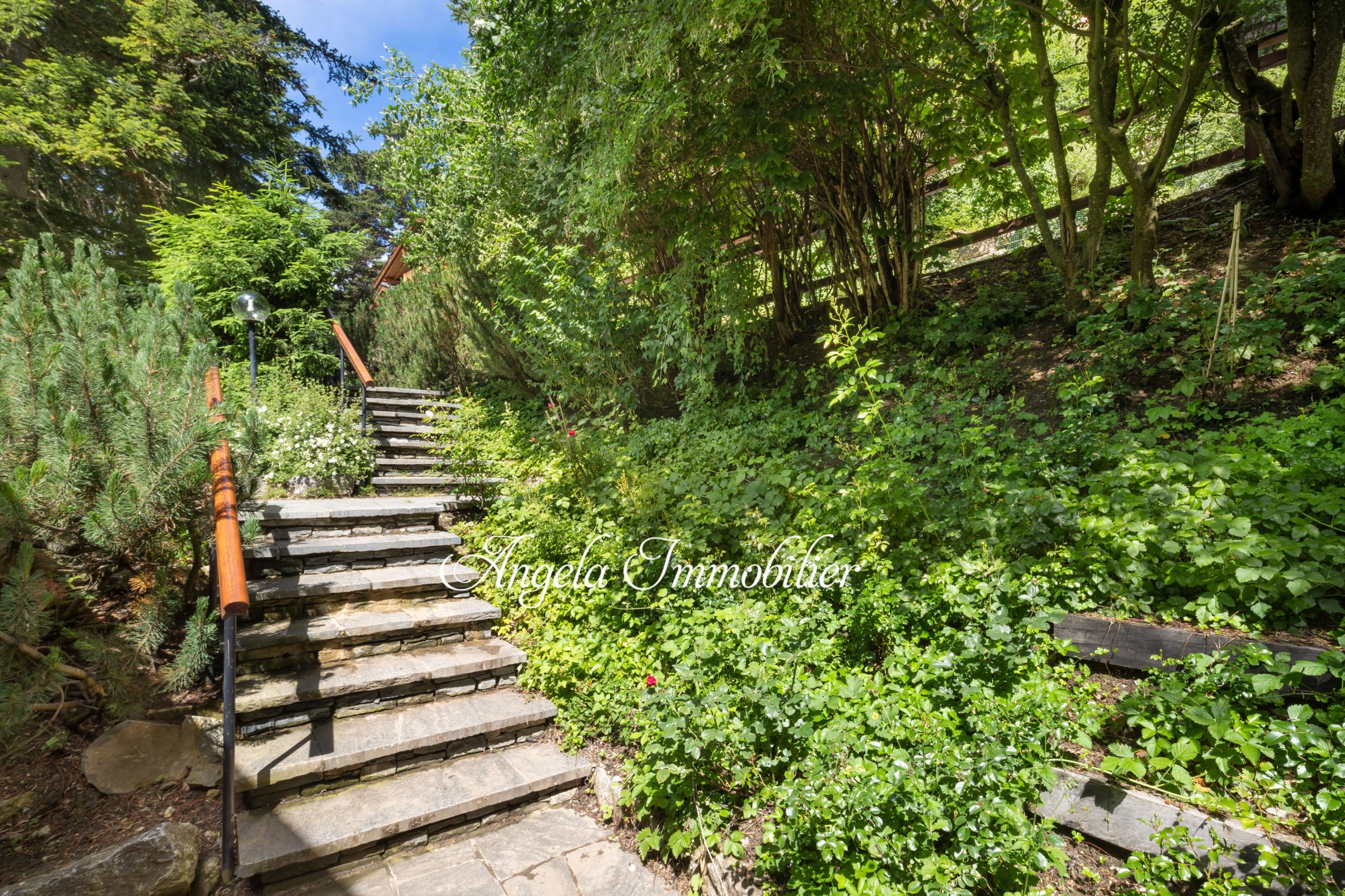 Gartenstufen mit Hangbepflanzung