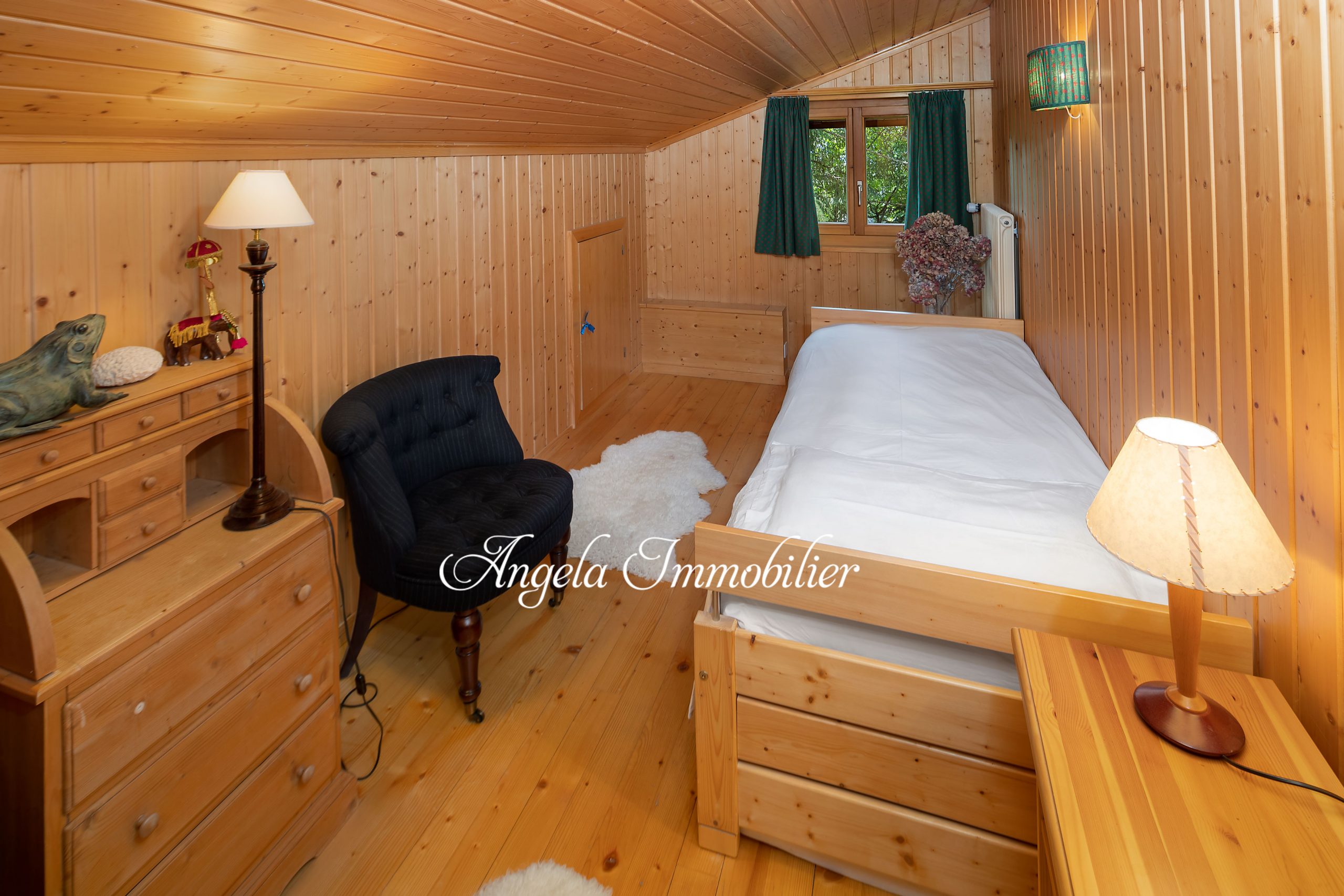 Gemütliches Holzschlafzimmer unter Dachschräge