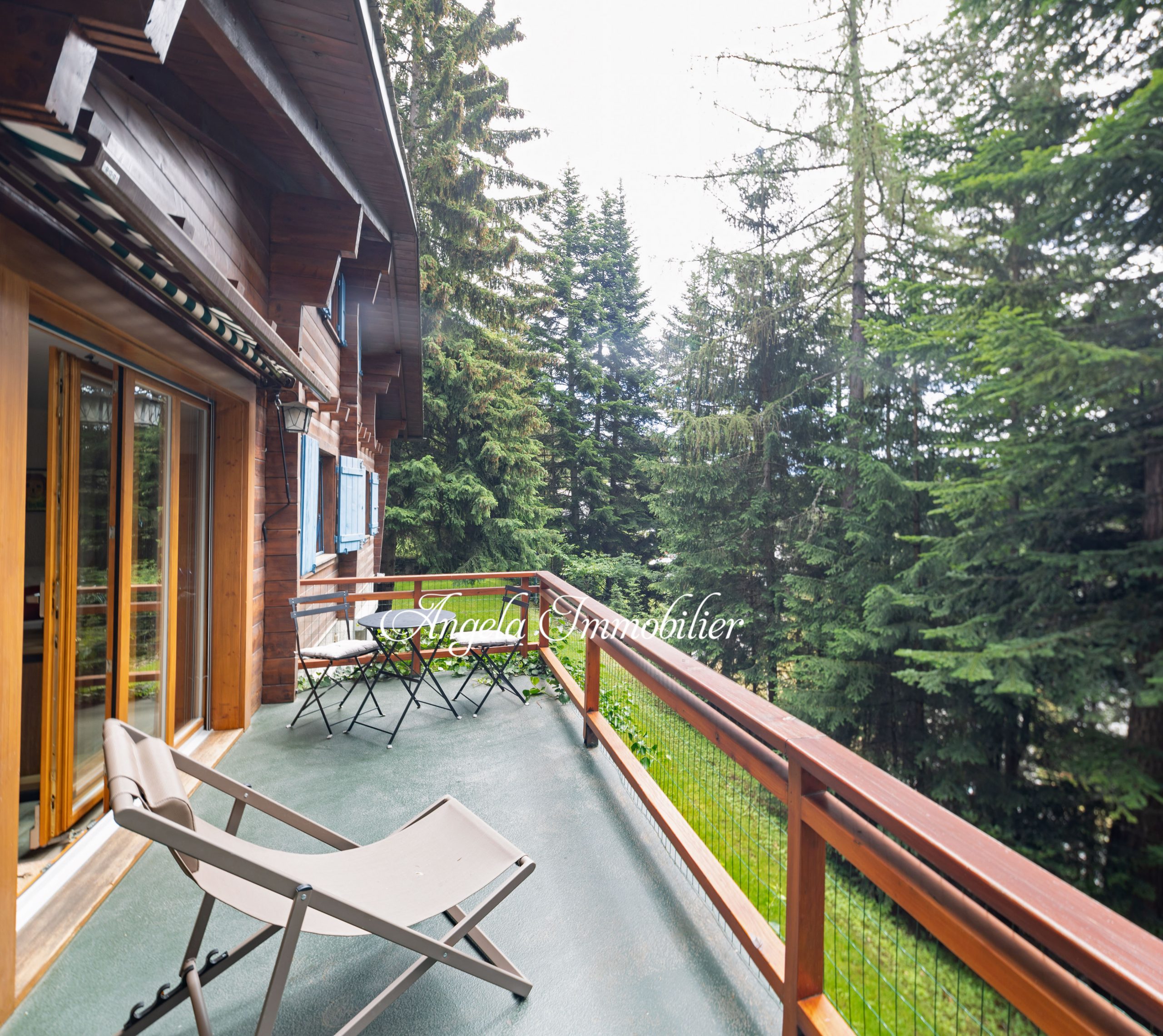 Holzbalkon mit Waldblick