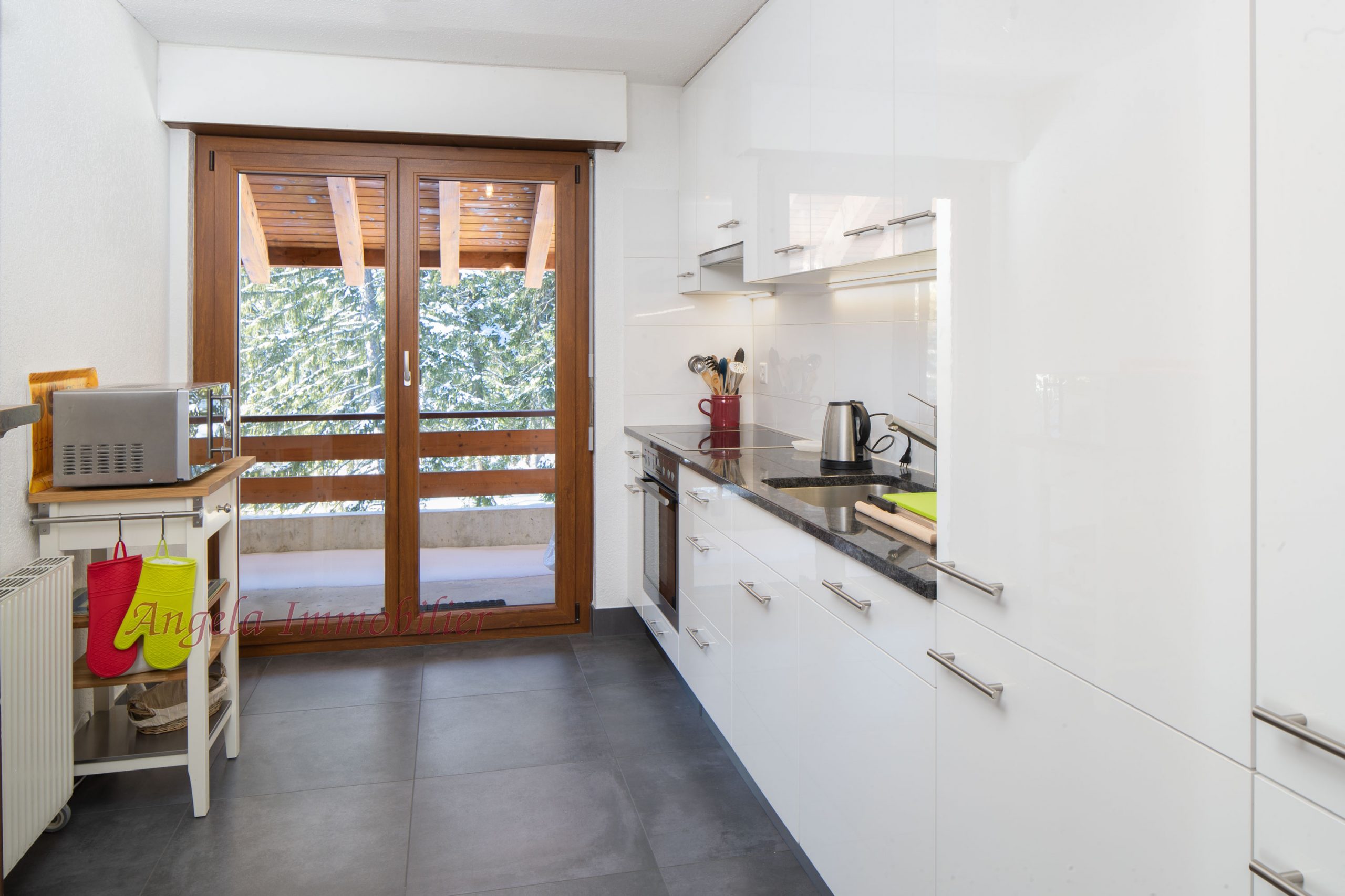 Moderne Küche mit Balkonblick