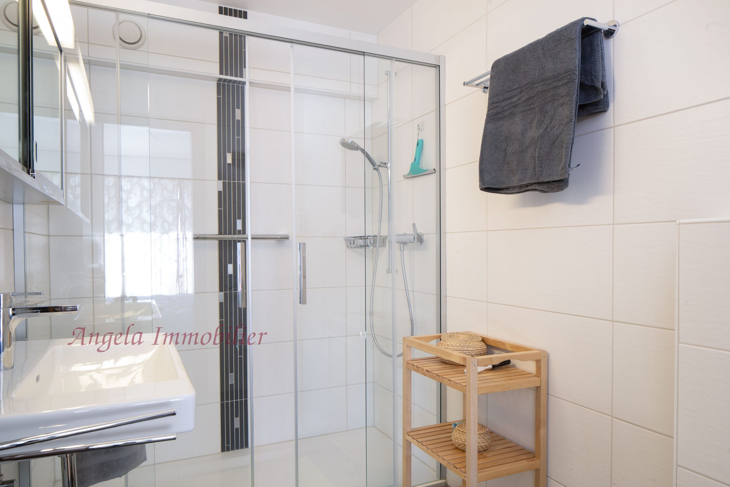 Modernes Badezimmer mit Glasdusche