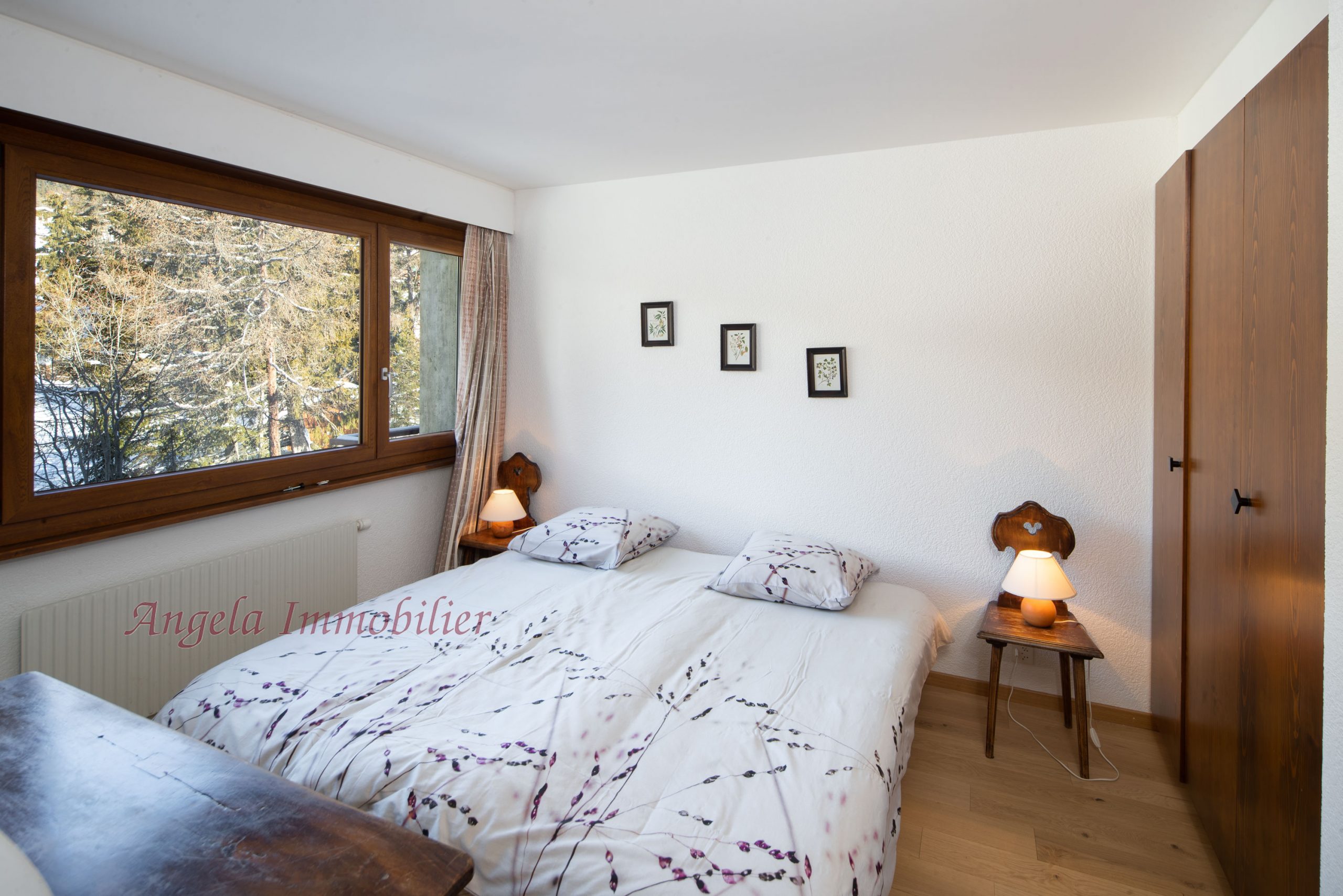 Helles Schlafzimmer mit Holzmöbeln