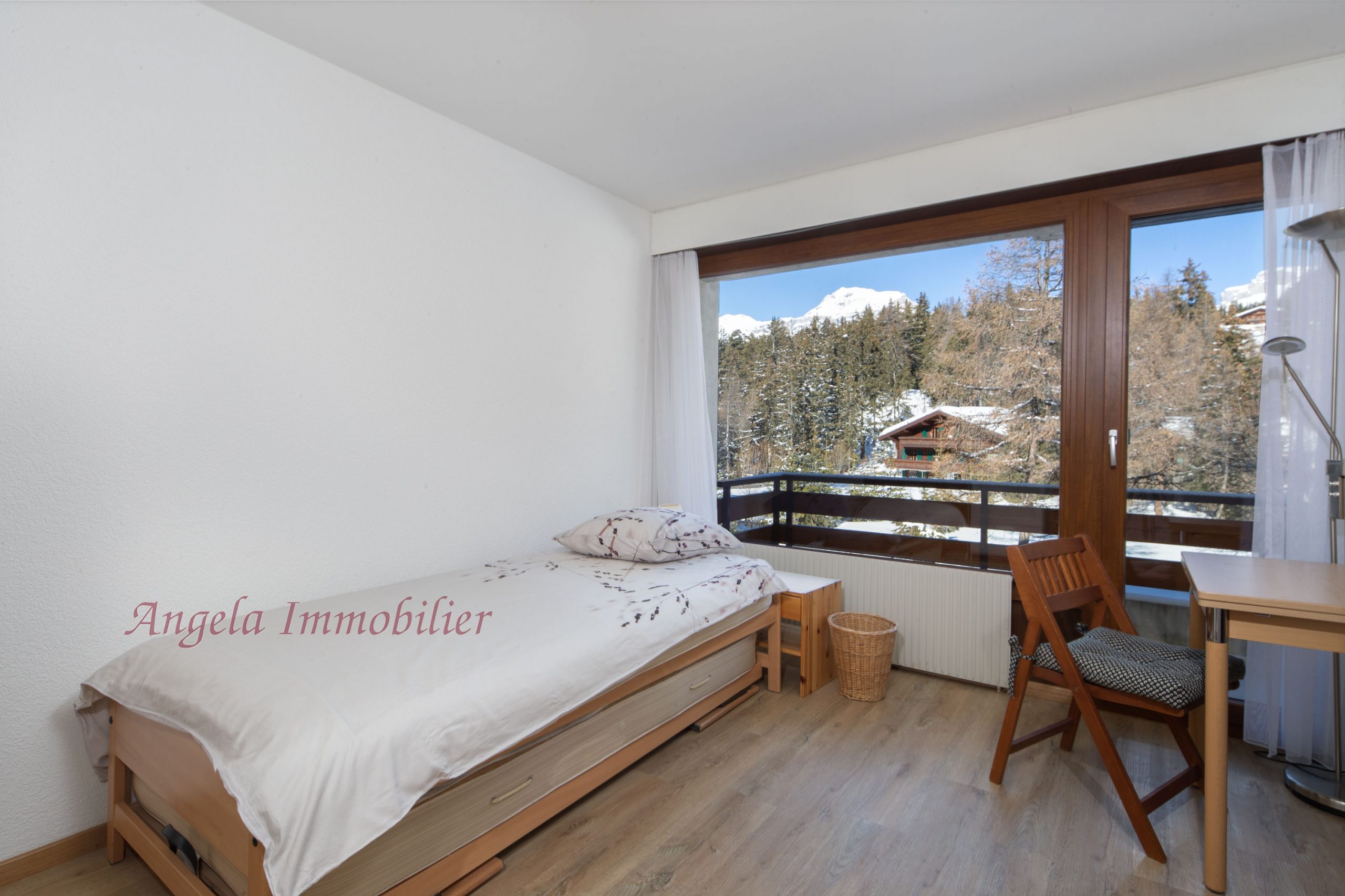 Helles Einzelzimmer mit Balkon- bzw. Bergblick