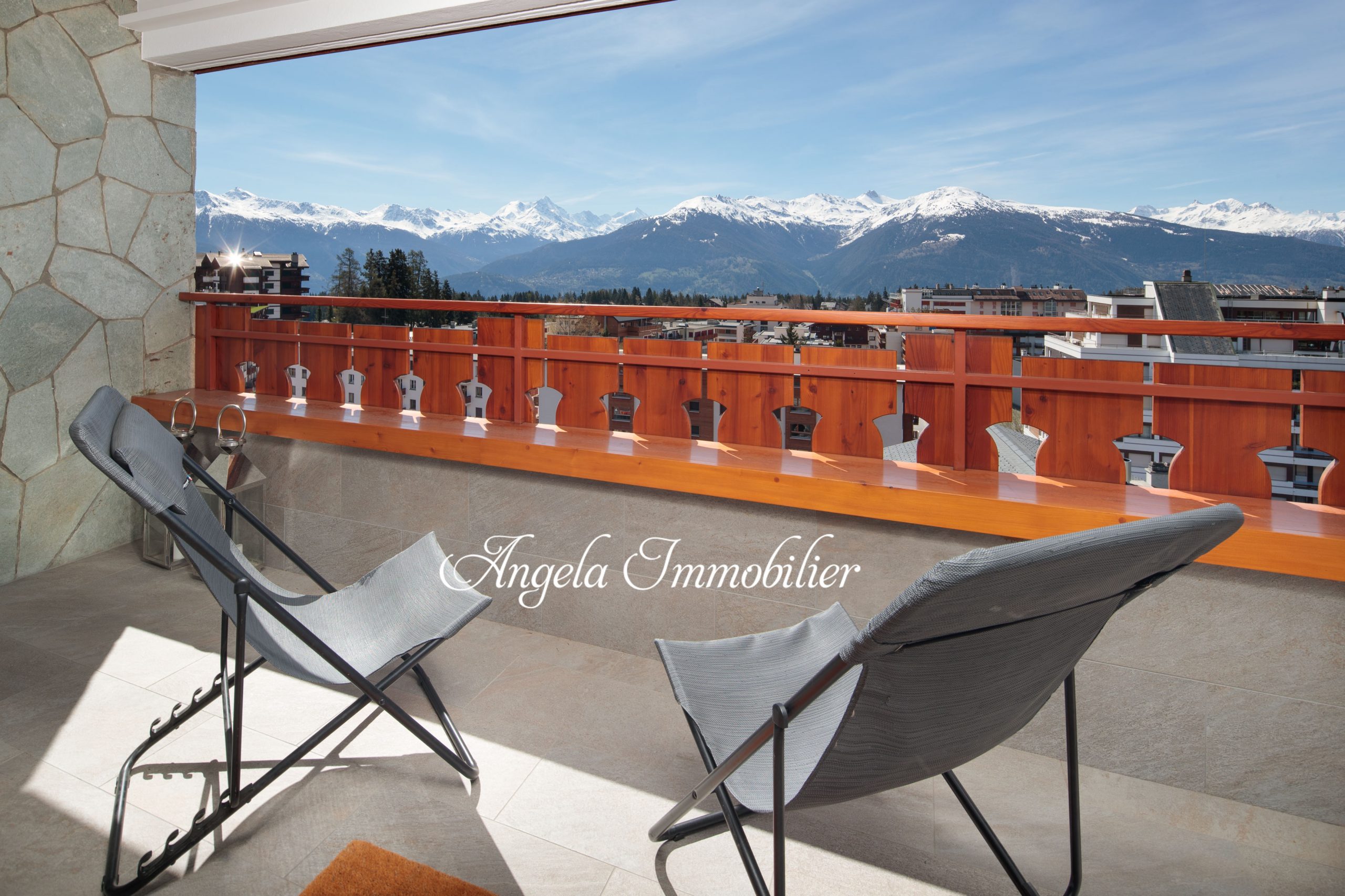Balkon mit Bergpanorama