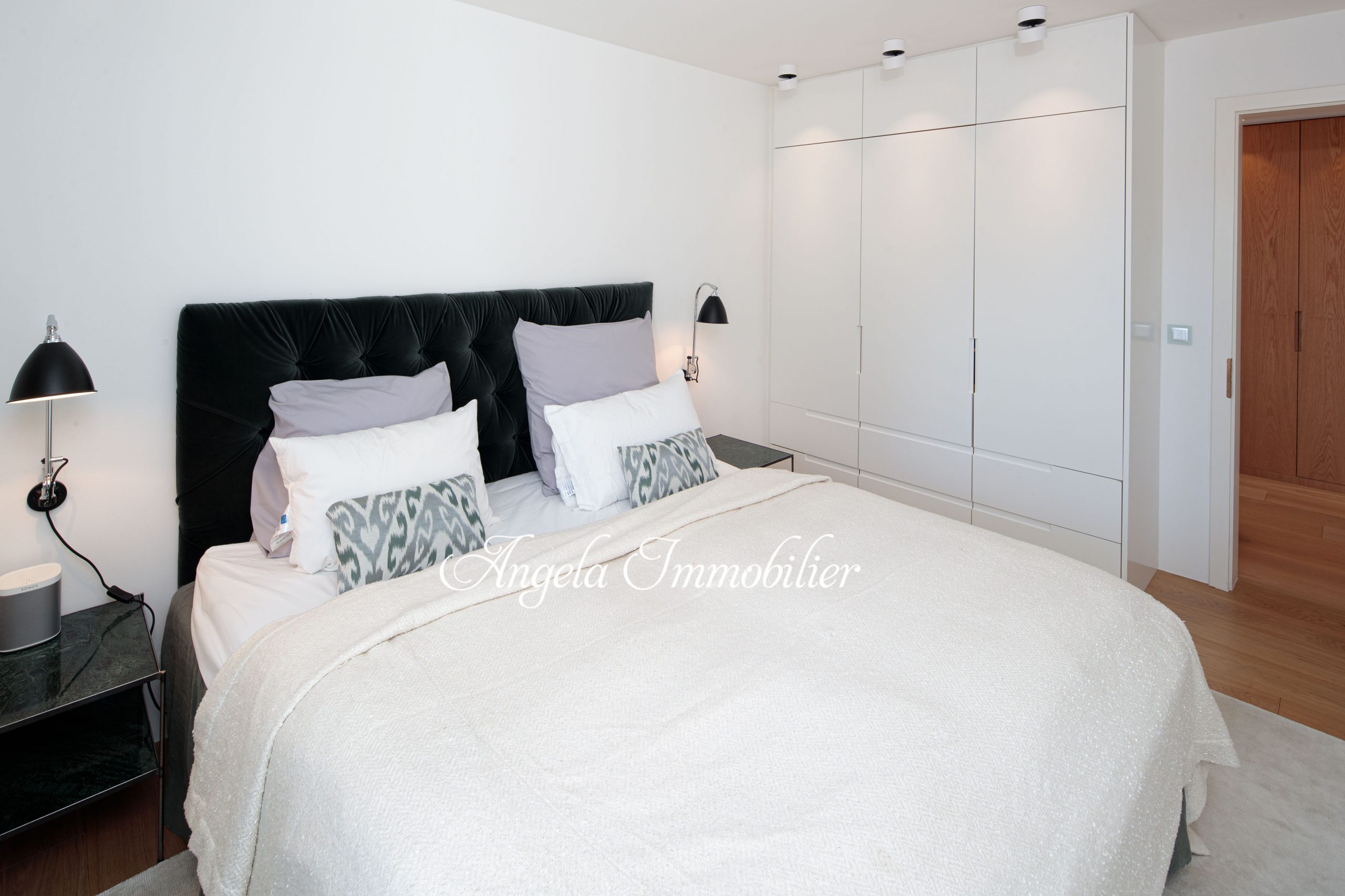Modernes Schlafzimmer mit integriertem Stauraum