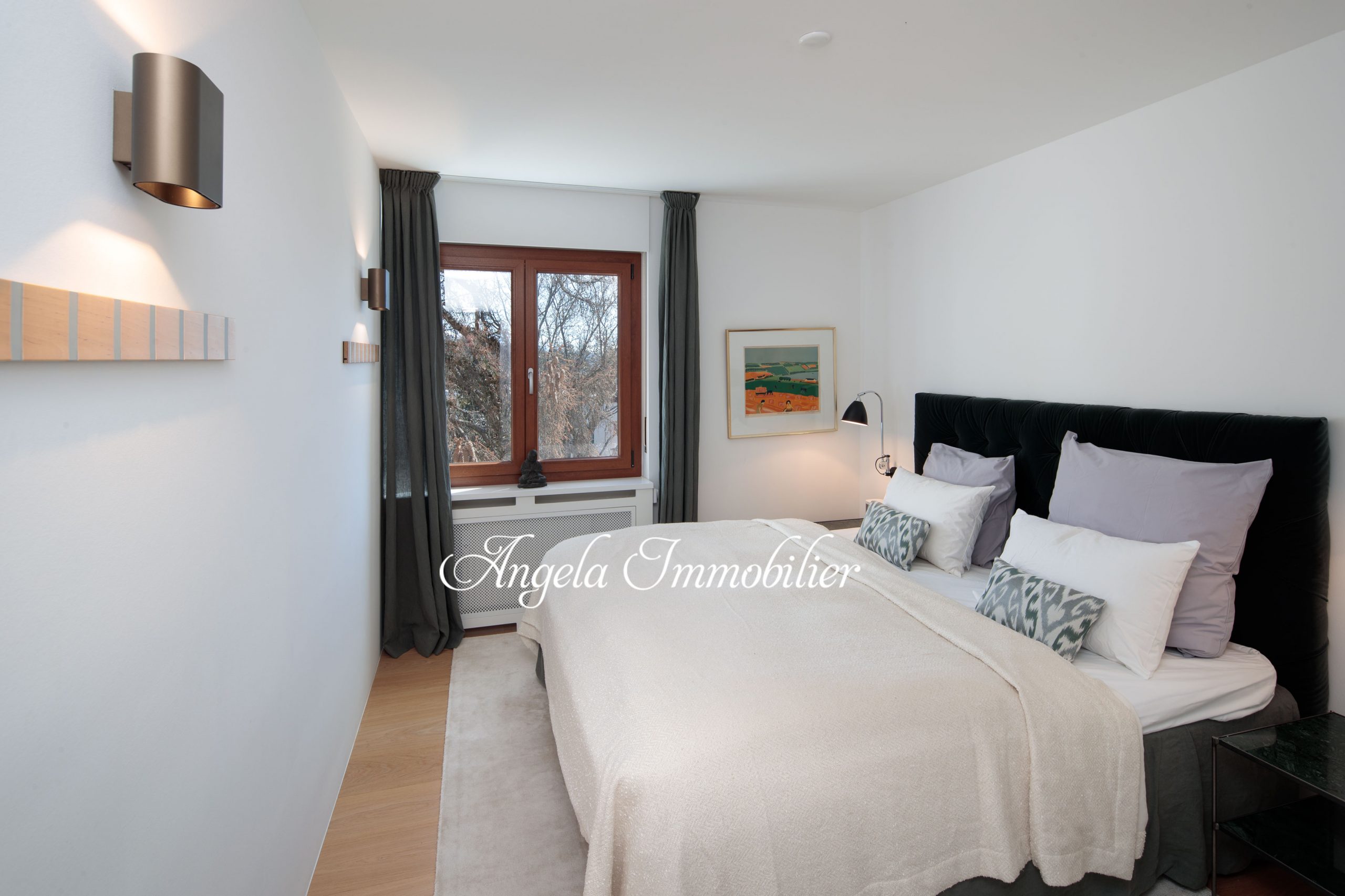 Modernes Schlafzimmer mit dunklem Kopfteil