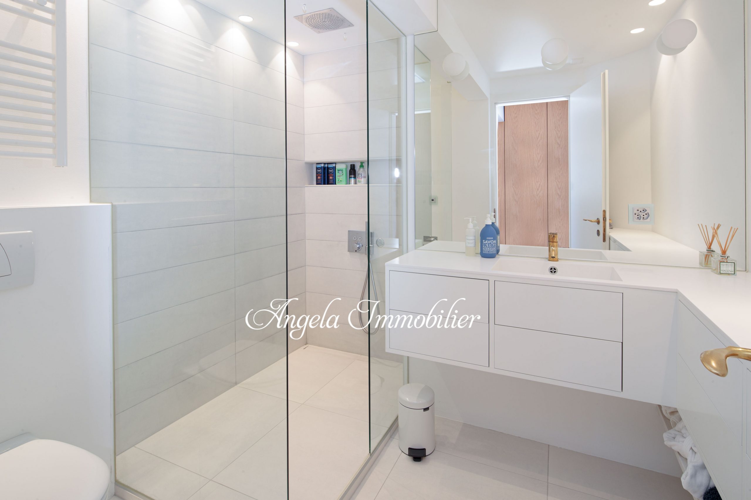 Modernes Badezimmer mit Glasdusche und schwebendem Waschtisch