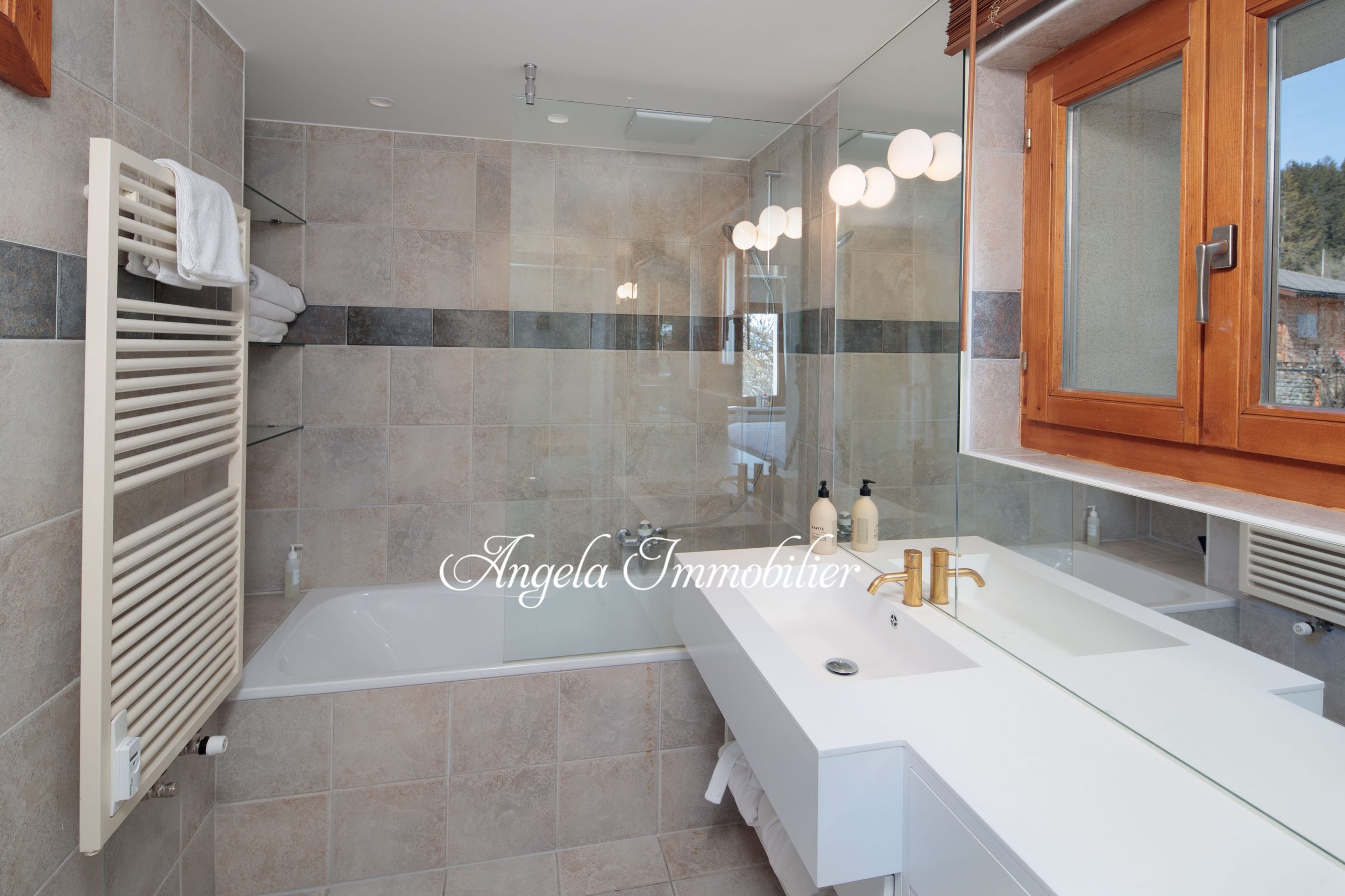 Modernes Badezimmer mit Badewanne und Waschtisch