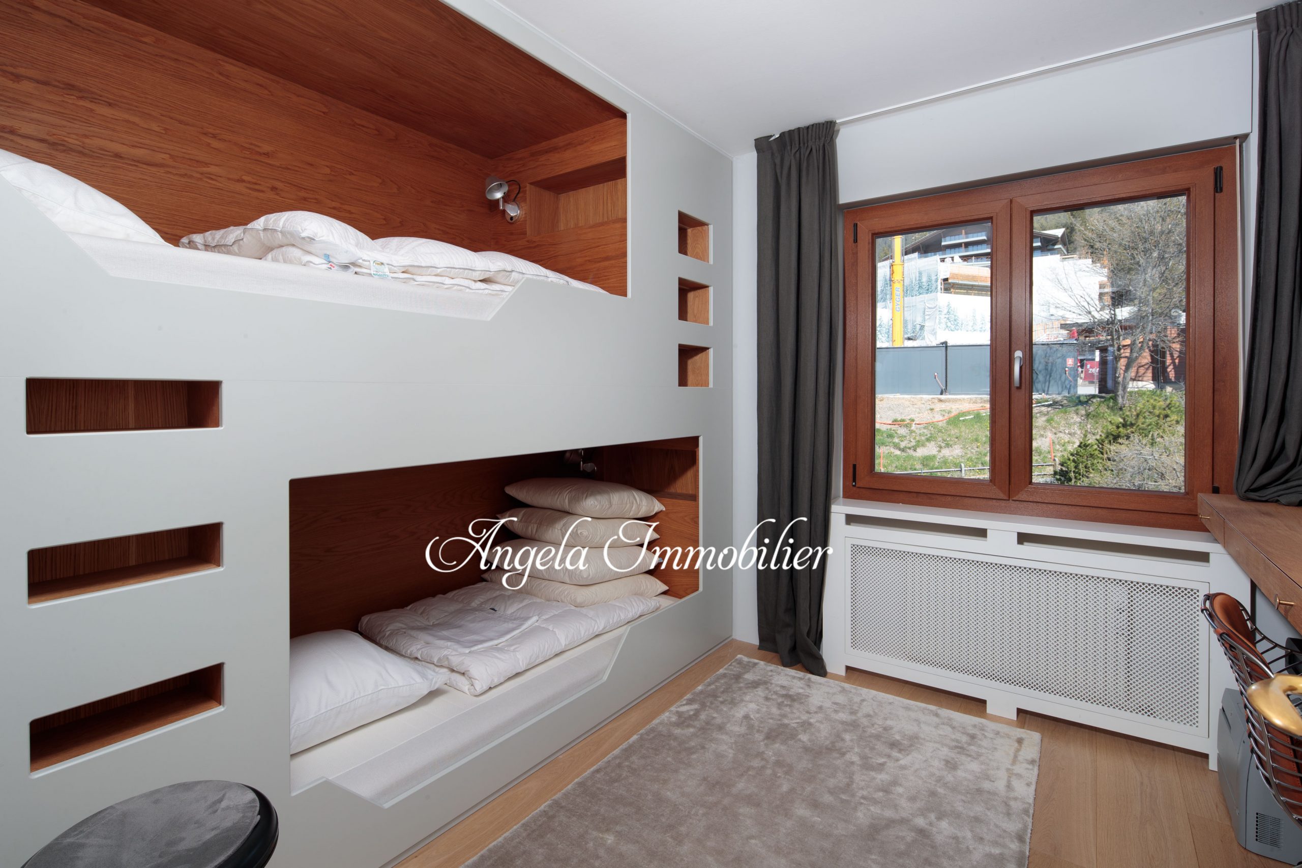 Modernes Schlafzimmer mit Etagenbett und Fenster