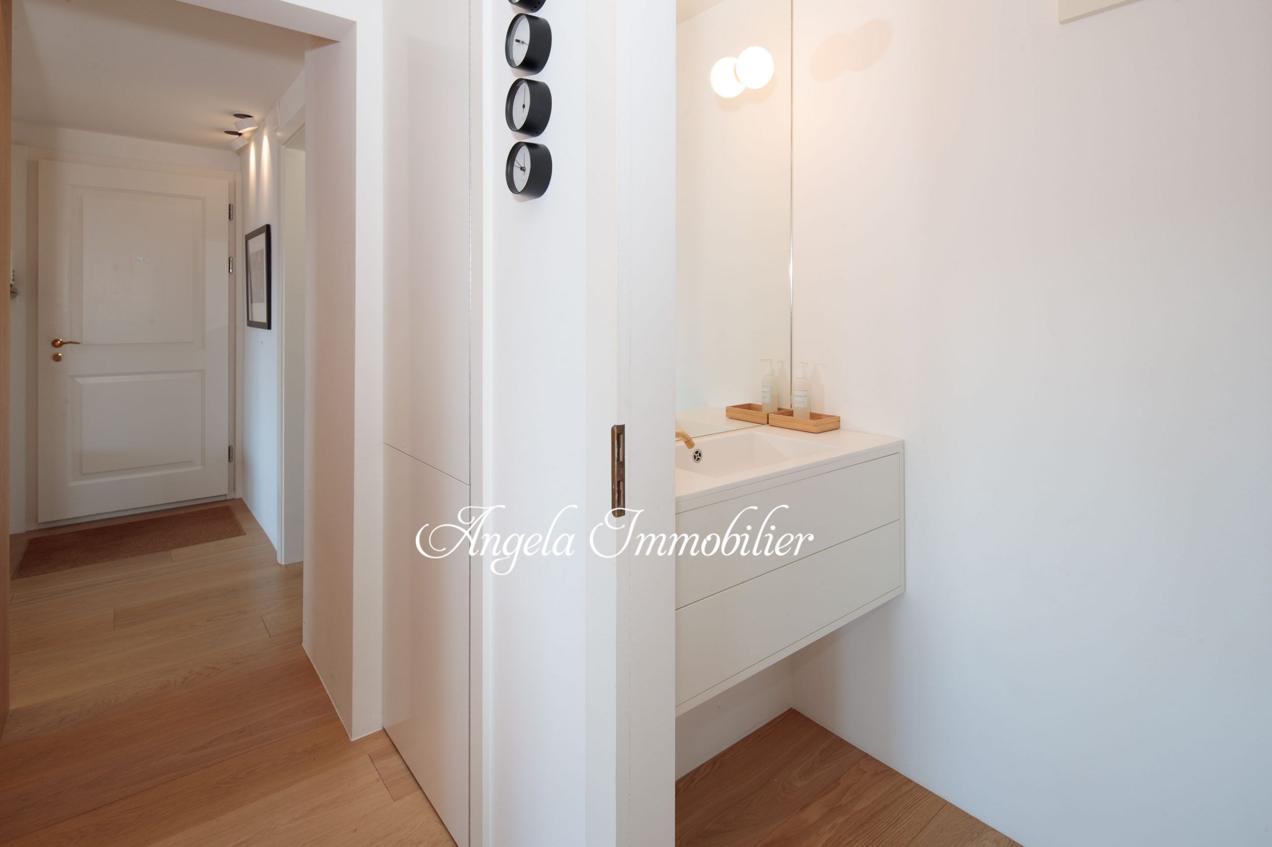 Heller Eingangsbereich mit Gäste-WC
