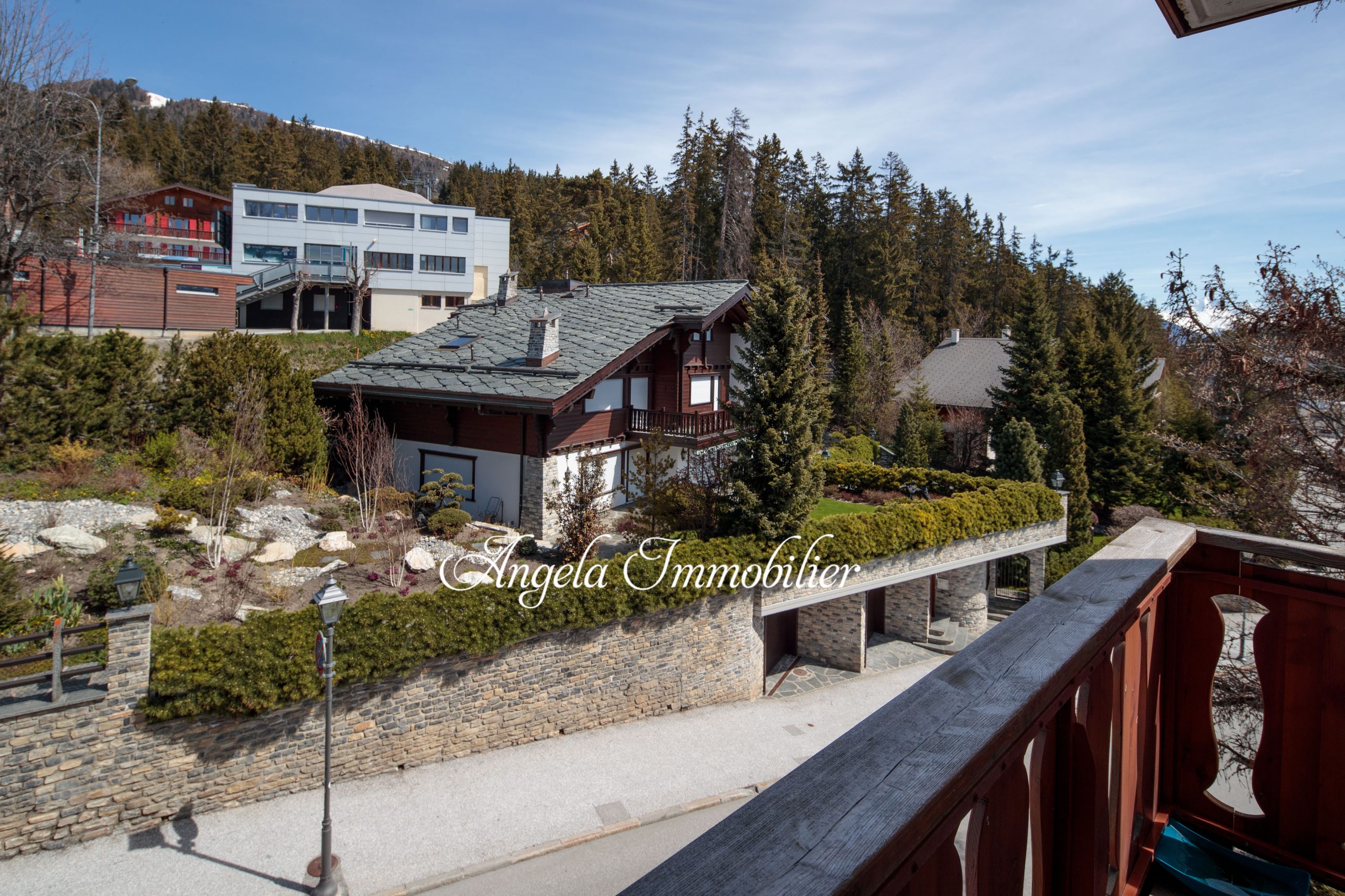 Alpenresort mit Chalet und Blick ins Grüne