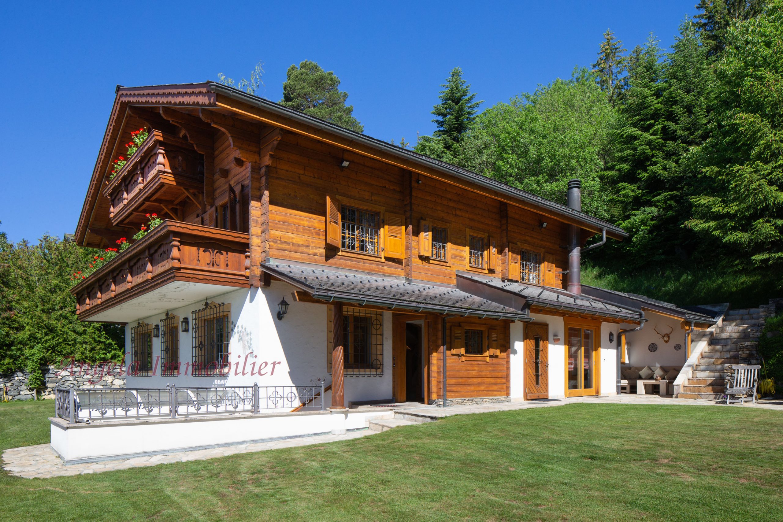 Rustikales Chalet mit Balkonen und Garten
