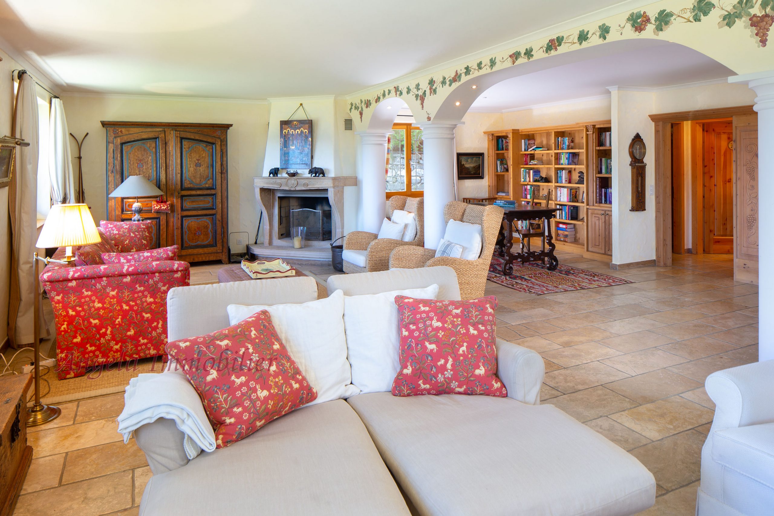 Großzügiges Wohnzimmer mit mediterran-rustikalem Flair