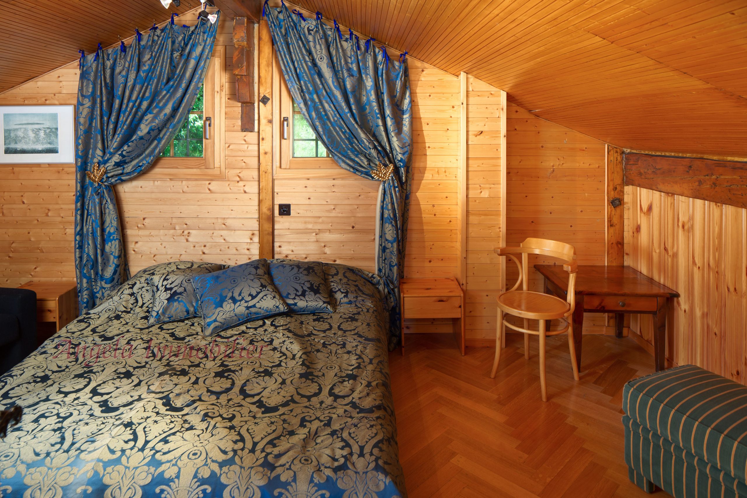 Gemütliches Dachzimmer mit Holzverkleidung