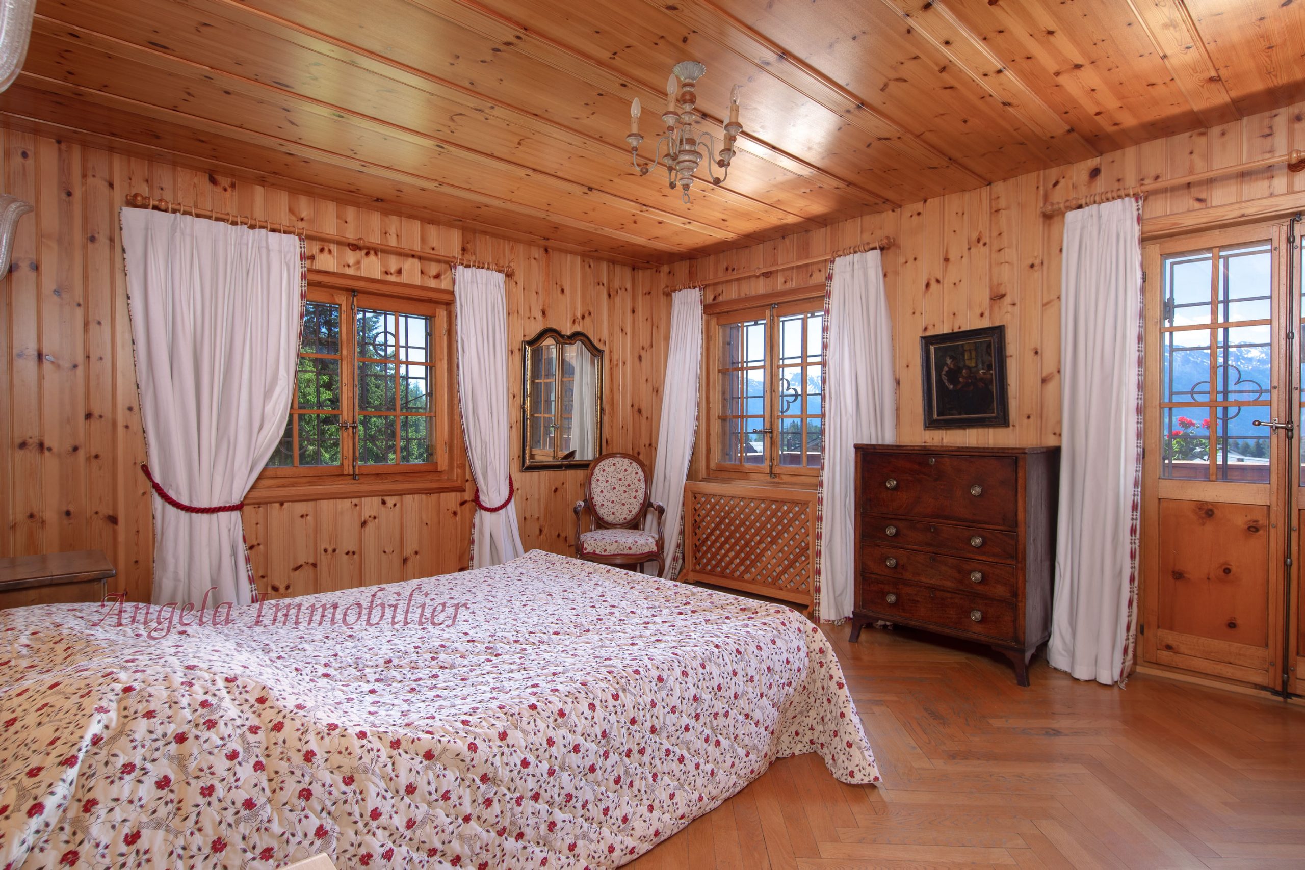 Rustikales Schlafzimmer mit Holzverkleidung