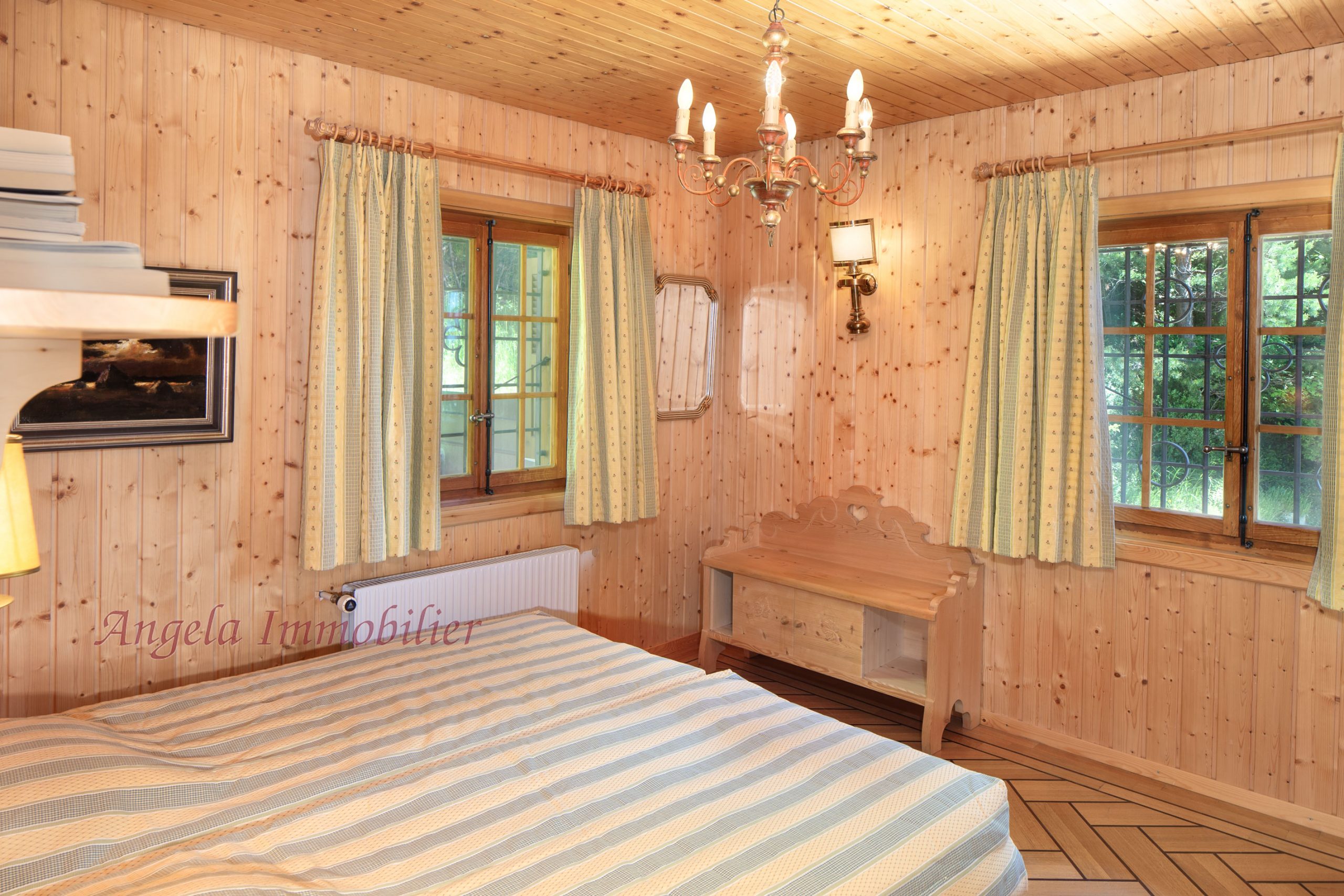 Rustikales Schlafzimmer mit Holzvertäfelung
