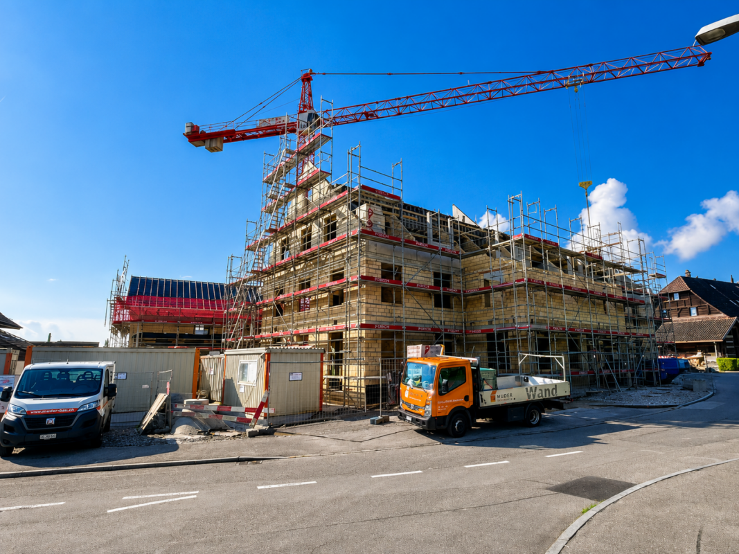 Neubau im Bau mit Gerüst und Kran