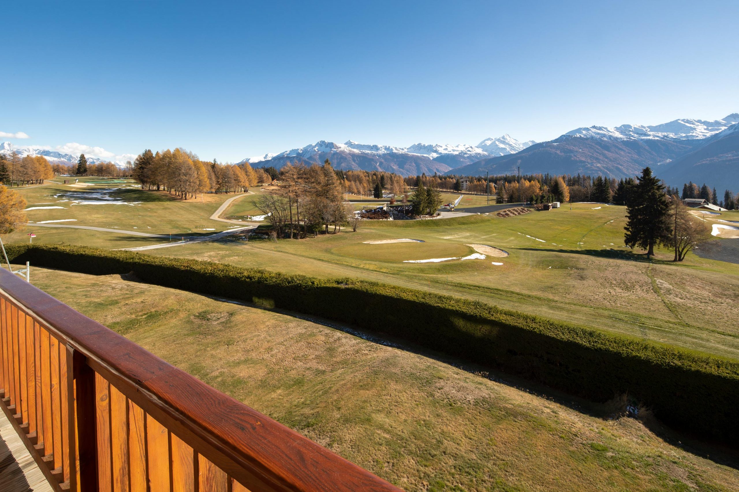 Bergblick über einen Golfplatz