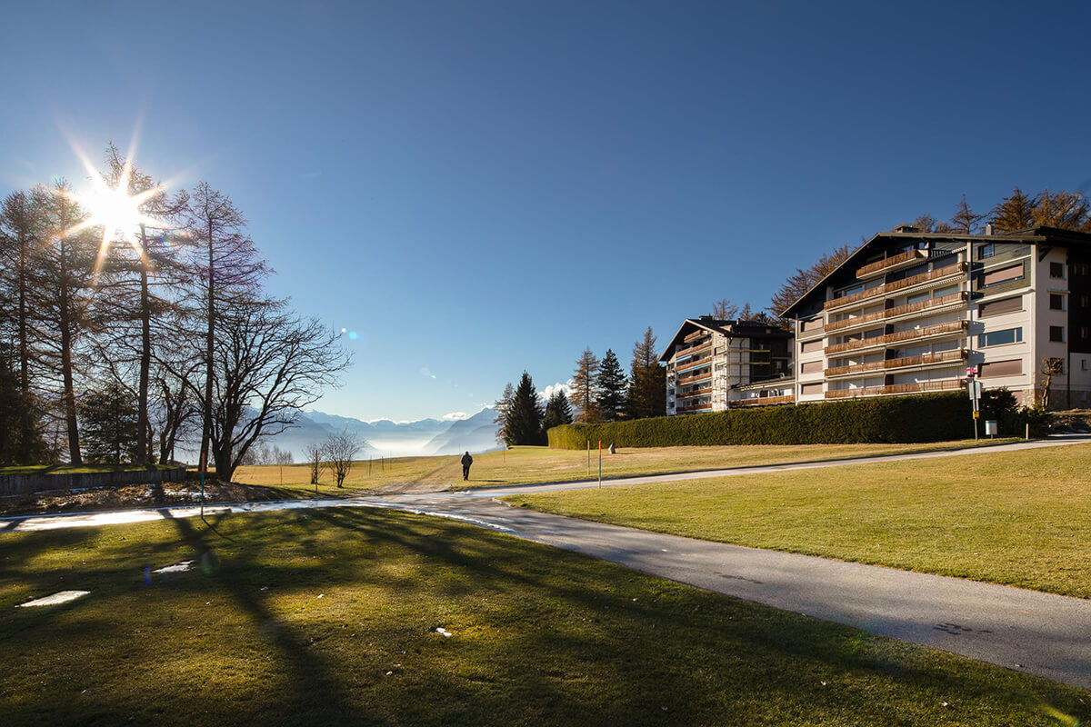 Alpenresort mit Blick auf Berge und Grünfläche