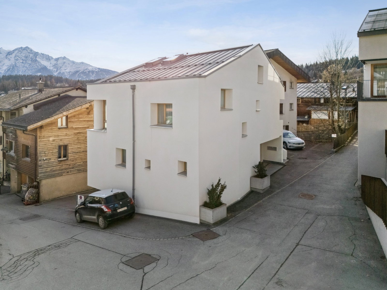 Modernes Wohnhaus mit Bergblick