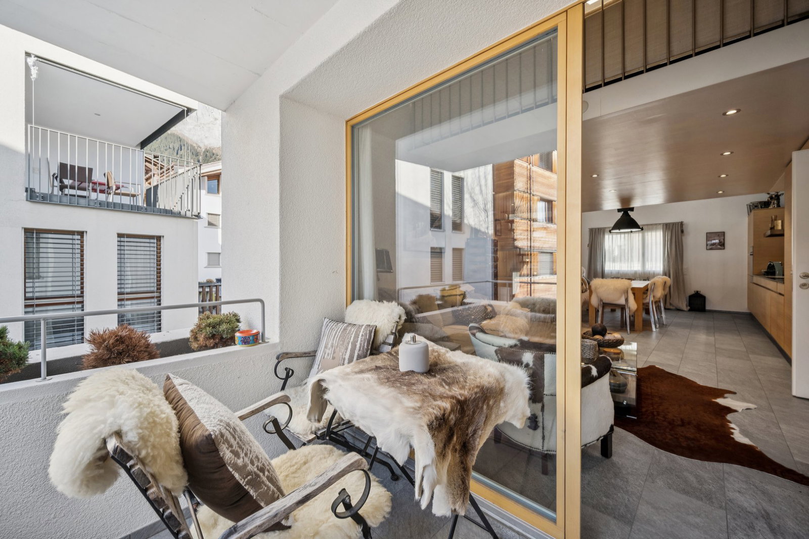 Balkon mit Blick in den Wohnbereich