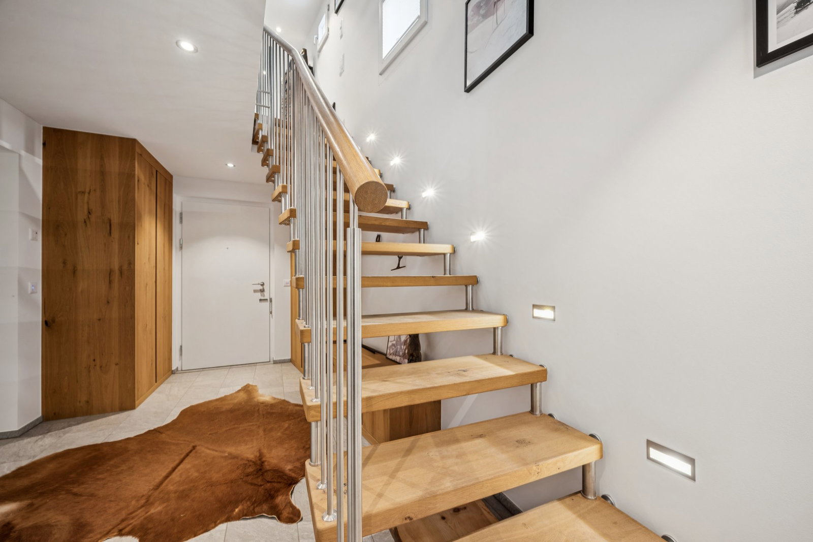 Heller Eingangsbereich mit offener Treppe