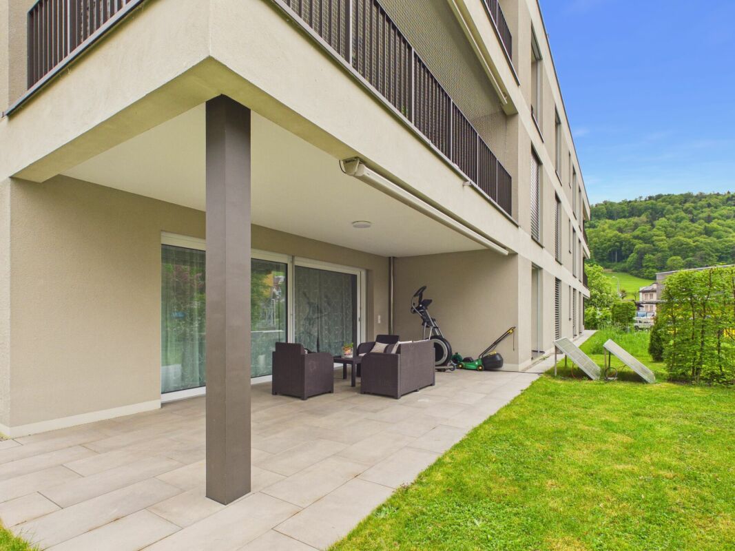 Überdachte Terrasse an einem Mehrfamilienhaus