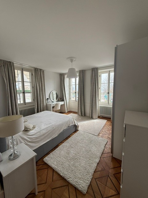 Helles Schlafzimmer mit klassischer Möblierung