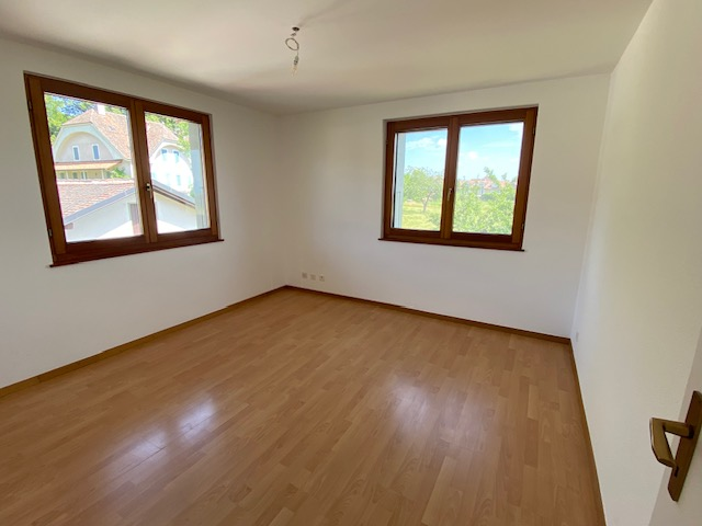 Leeres Schlafzimmer mit zwei Fenstern