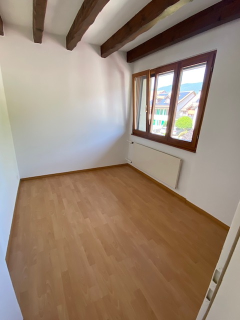 Leerer Raum mit Holzbalkendecke
