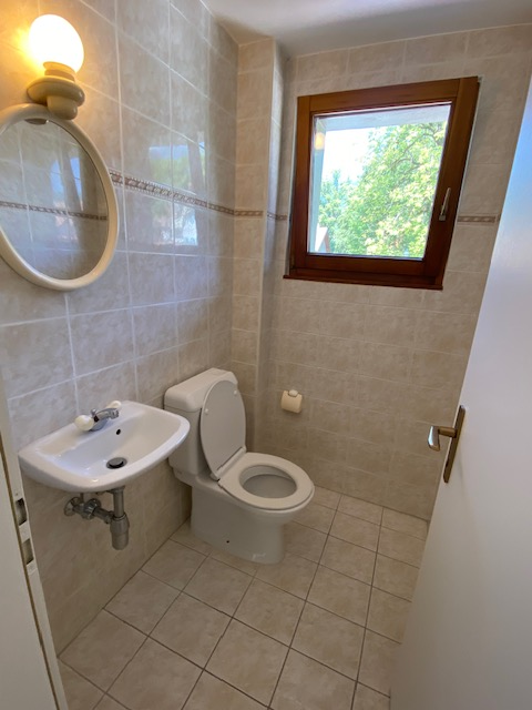 Gäste-WC mit Fenster