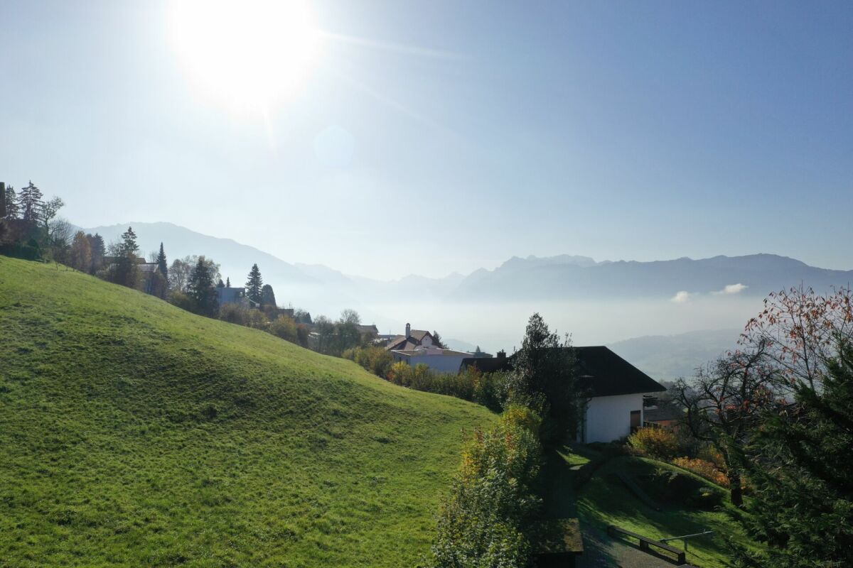 Landschaft mit Berghang und Talblick