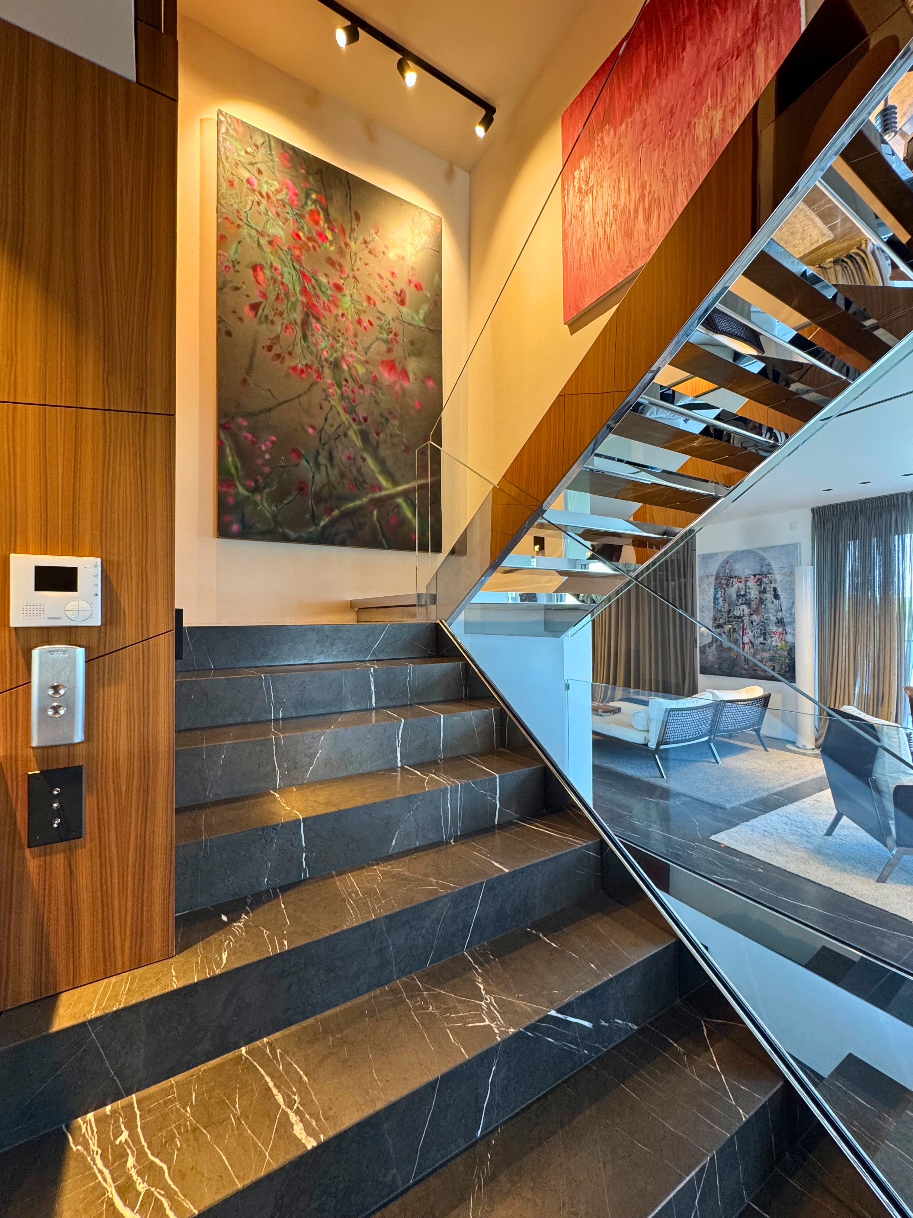 Moderner Eingangsbereich mit Treppe